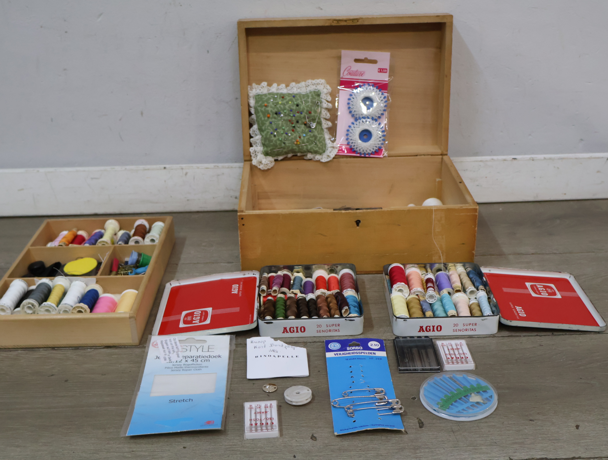 Houten naaidoos met Garen – foto 3 – kavel bij GSD Auctions, Zoeterwoude