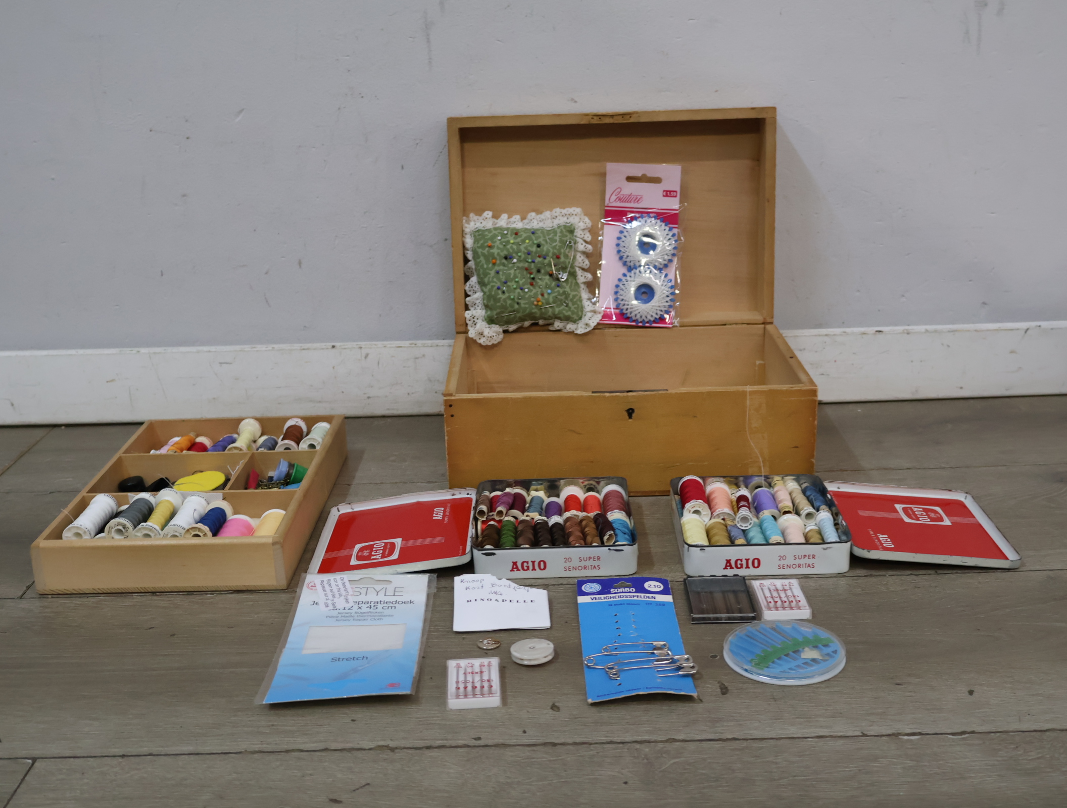 Houten naaidoos met Garen – foto 4 – kavel bij GSD Auctions, Zoeterwoude