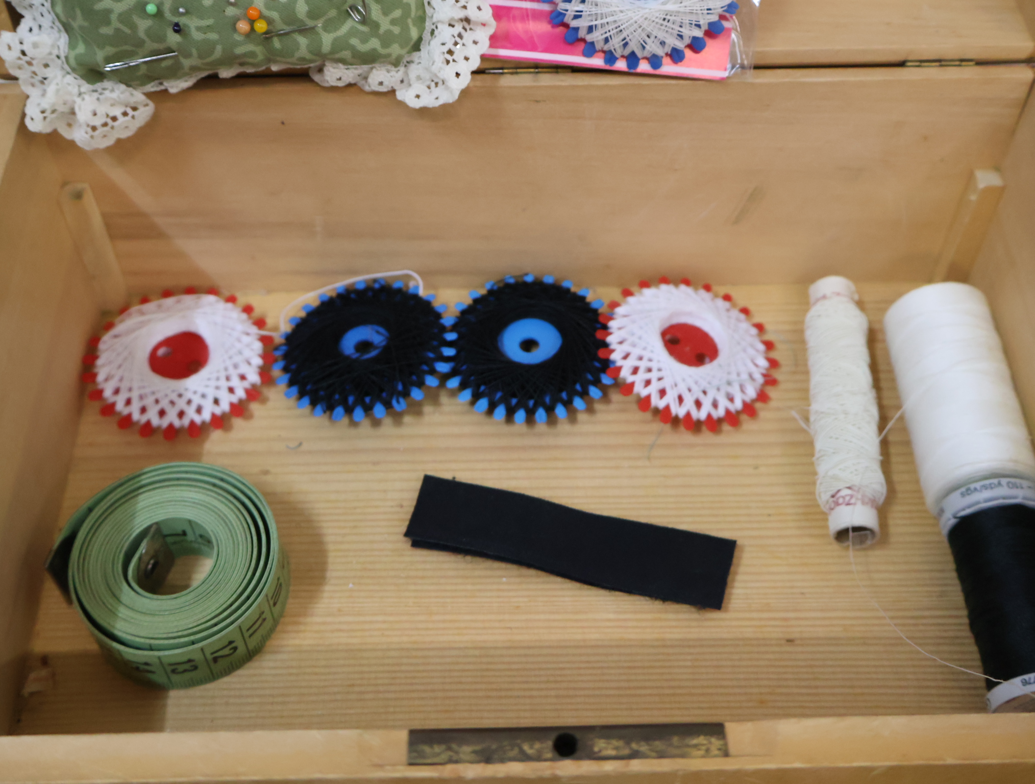 Houten naaidoos met Garen – foto 6 – kavel bij GSD Auctions, Zoeterwoude