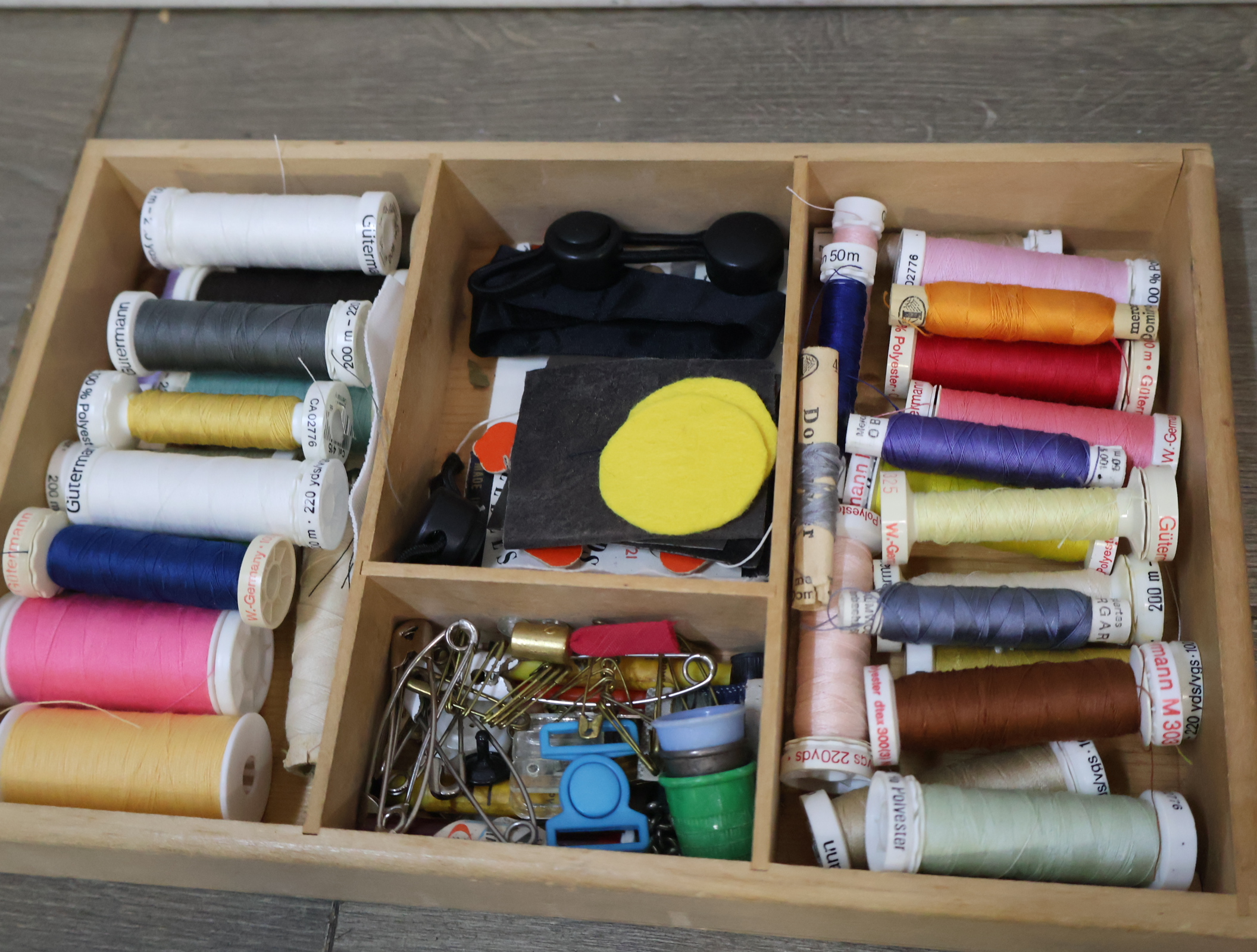 Houten naaidoos met Garen – foto 7 – kavel bij GSD Auctions, Zoeterwoude
