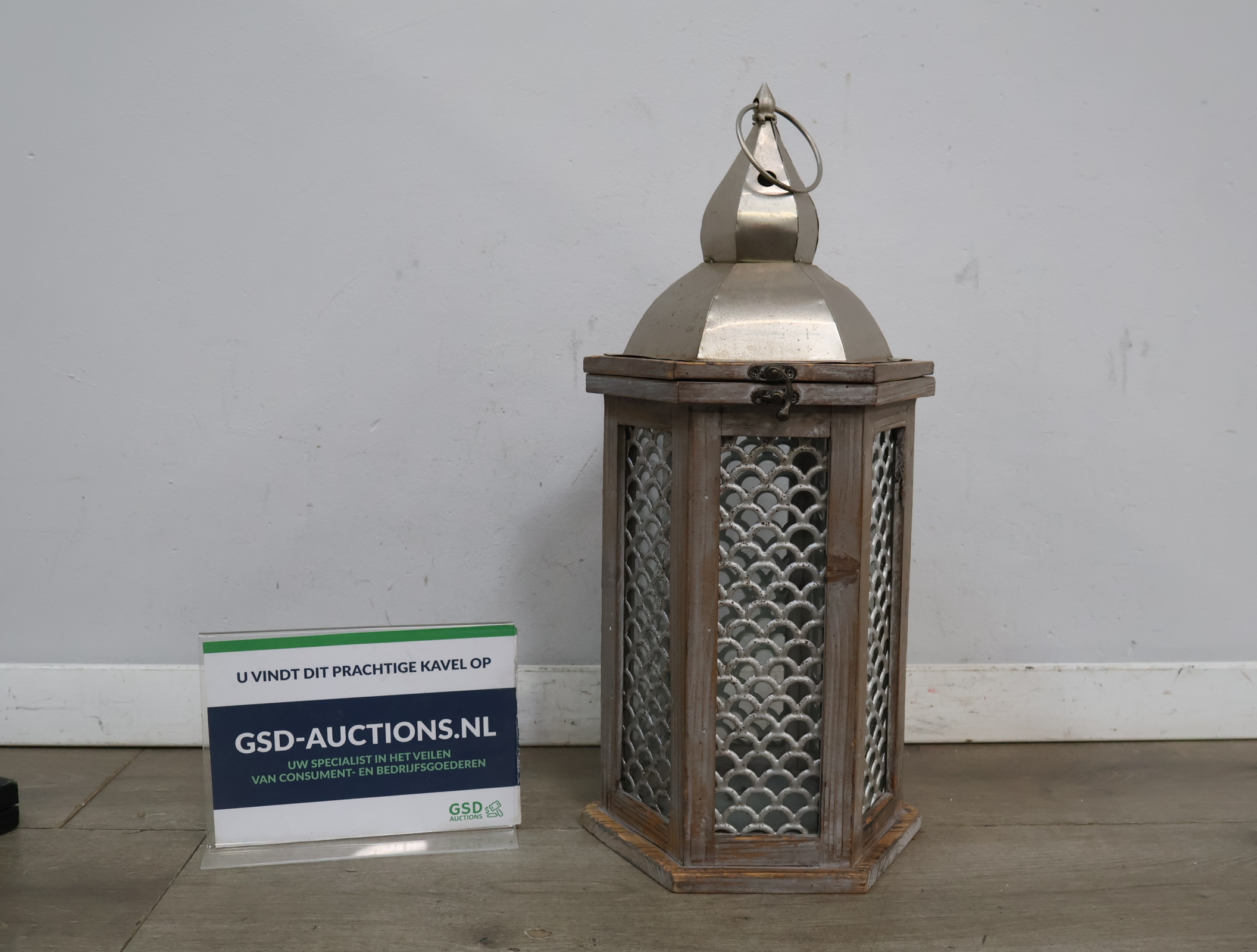 Decoratieve lantaarn met houten/metalen frame – kavel bij GSD Auctions, Zoeterwoude
