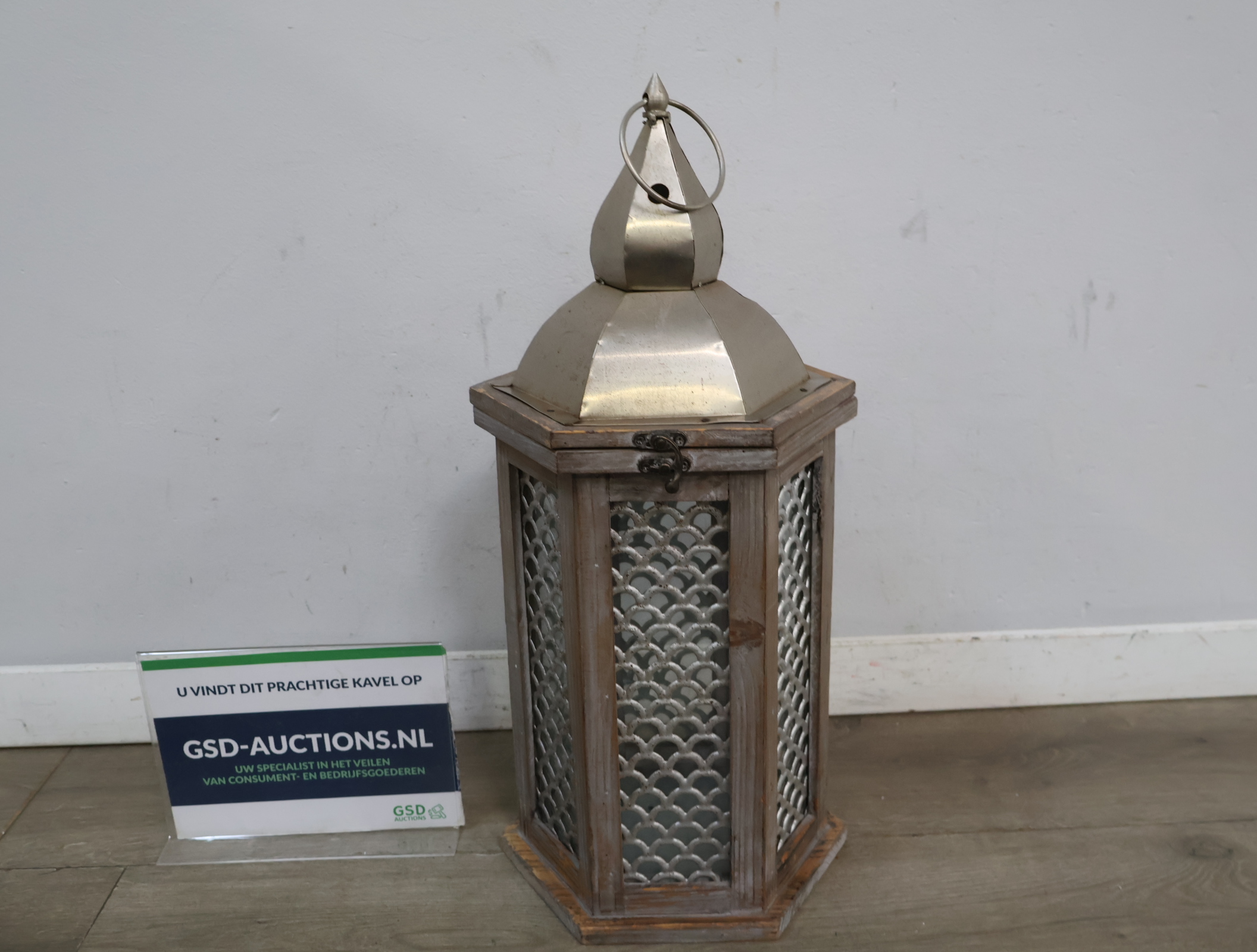 Decoratieve lantaarn met houten/metalen frame – foto 2 – kavel bij GSD Auctions, Zoeterwoude