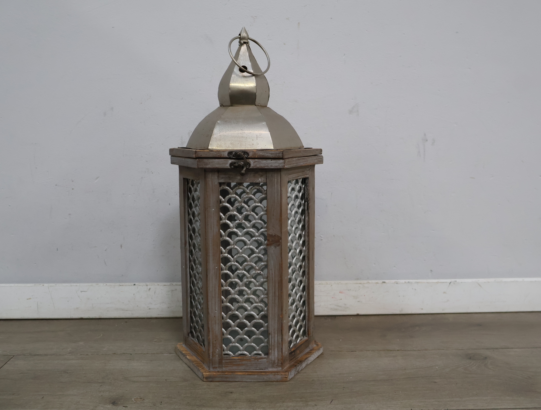 Decoratieve lantaarn met houten/metalen frame – foto 3 – kavel bij GSD Auctions, Zoeterwoude