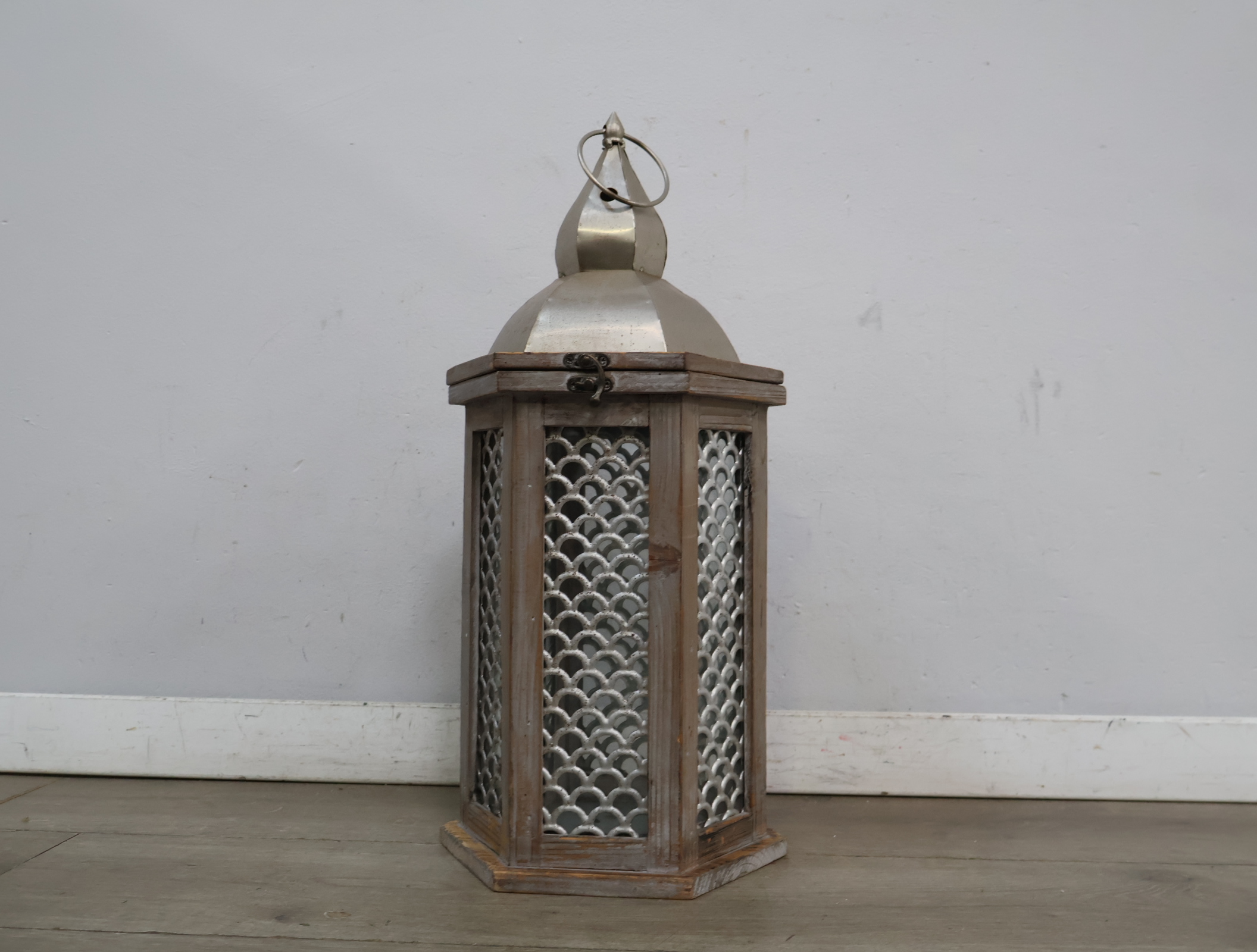 Decoratieve lantaarn met houten/metalen frame – foto 4 – kavel bij GSD Auctions, Zoeterwoude