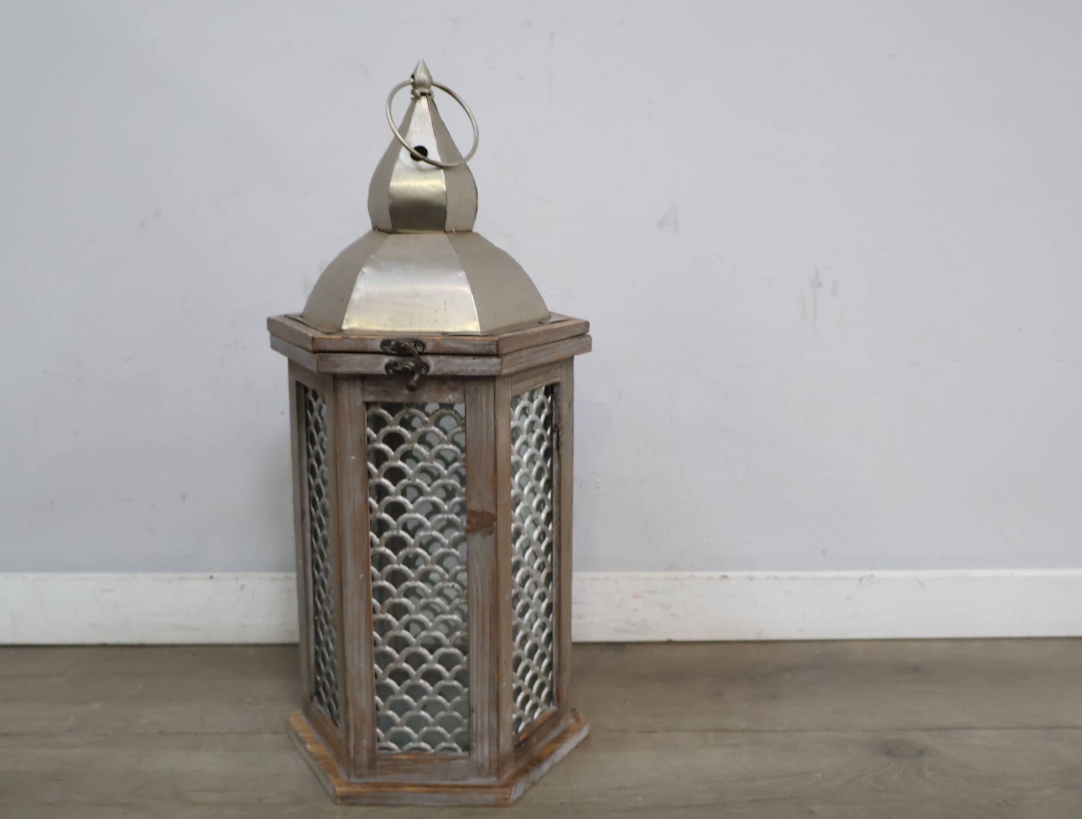 Decoratieve lantaarn met houten/metalen frame – foto 5 – kavel bij GSD Auctions, Zoeterwoude
