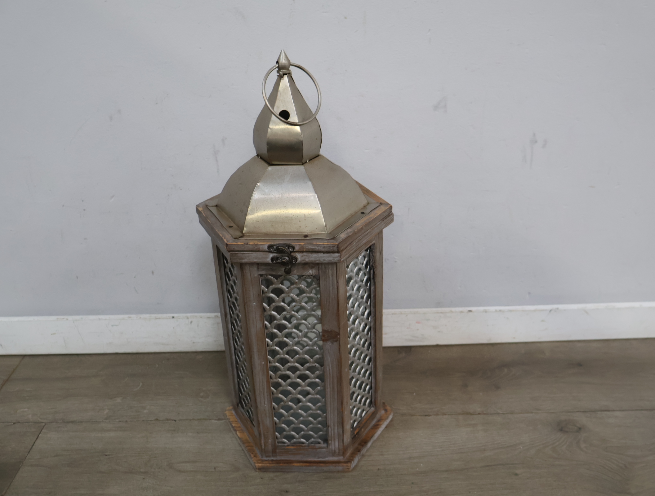Decoratieve lantaarn met houten/metalen frame – foto 6 – kavel bij GSD Auctions, Zoeterwoude