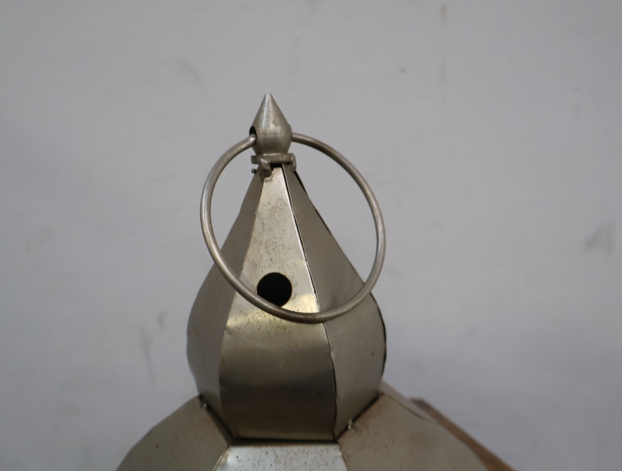 Decoratieve lantaarn met houten/metalen frame – foto 7 – kavel bij GSD Auctions, Zoeterwoude