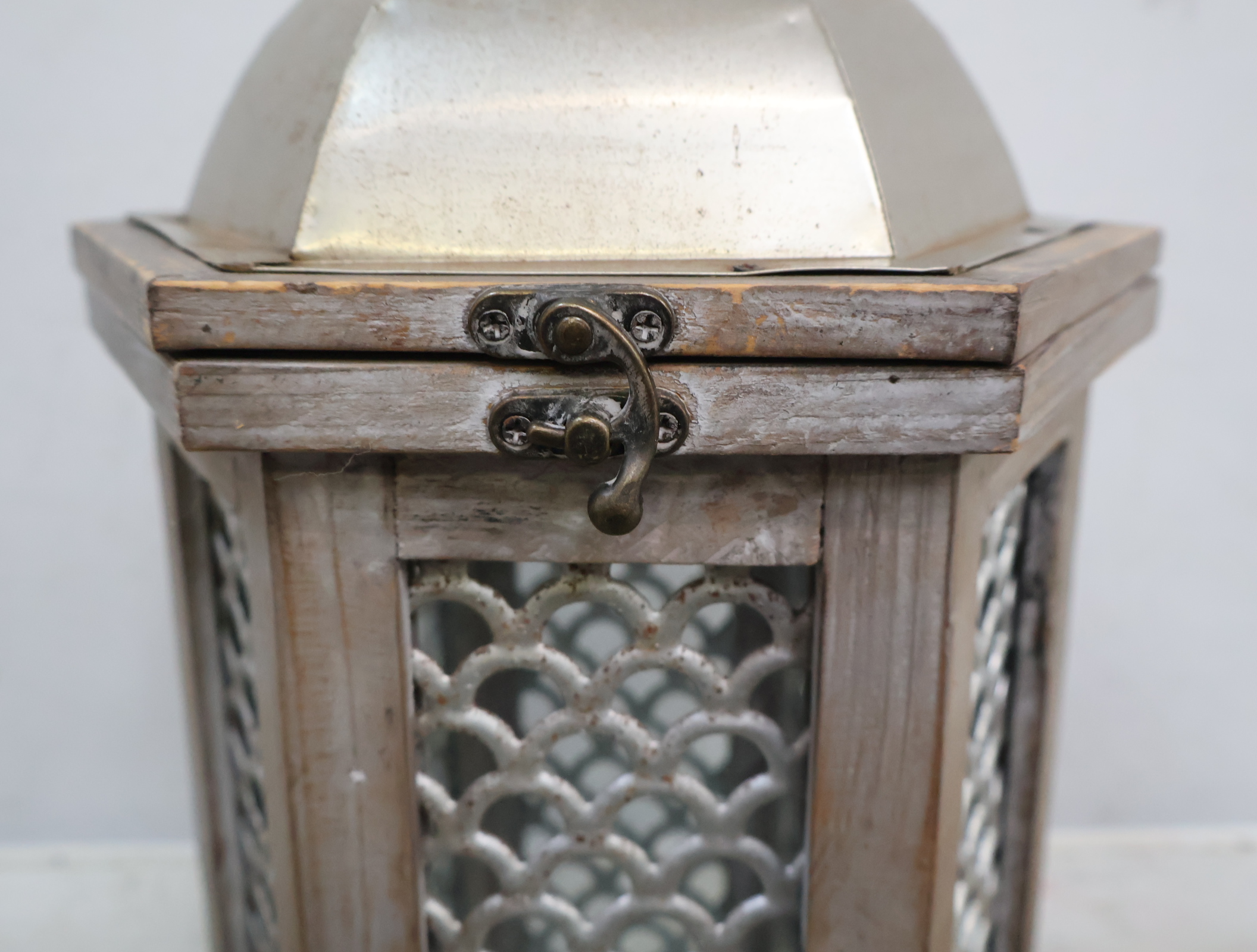 Decoratieve lantaarn met houten/metalen frame – foto 8 – kavel bij GSD Auctions, Zoeterwoude