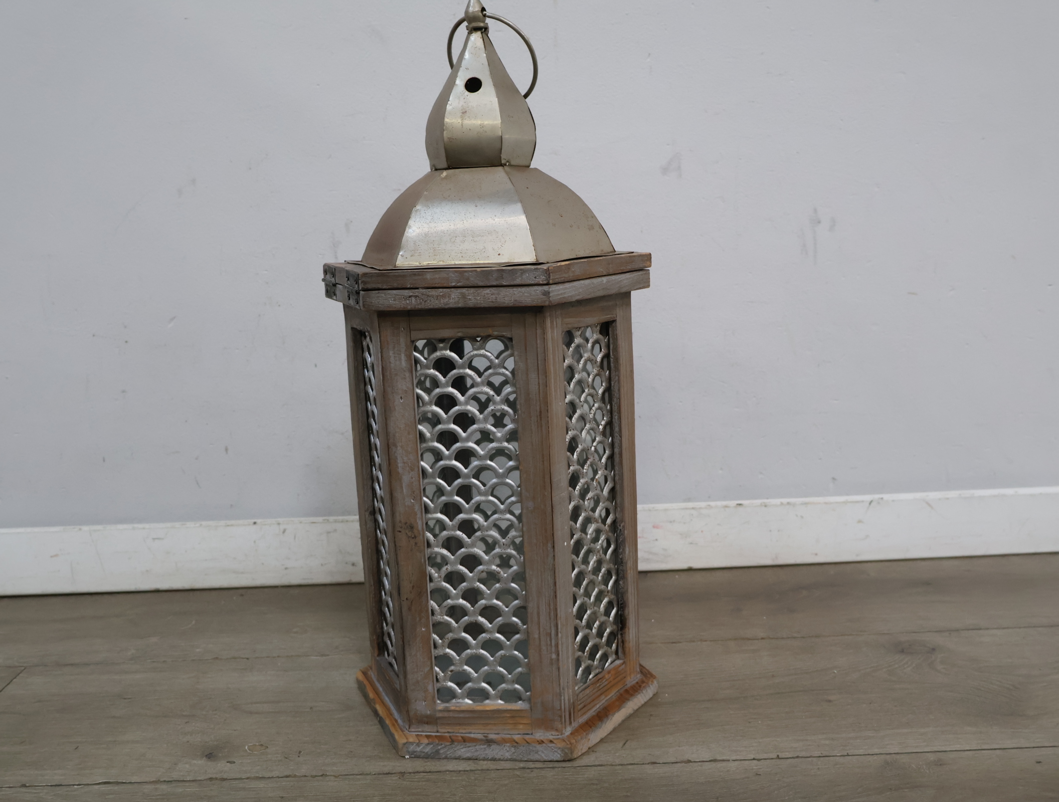 Decoratieve lantaarn met houten/metalen frame – foto 9 – kavel bij GSD Auctions, Zoeterwoude