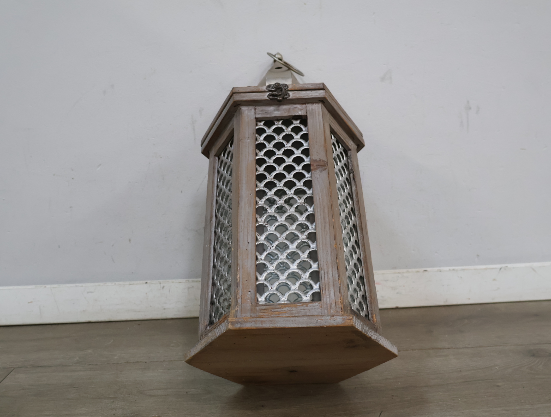 Decoratieve lantaarn met houten/metalen frame – foto 10 – kavel bij GSD Auctions, Zoeterwoude