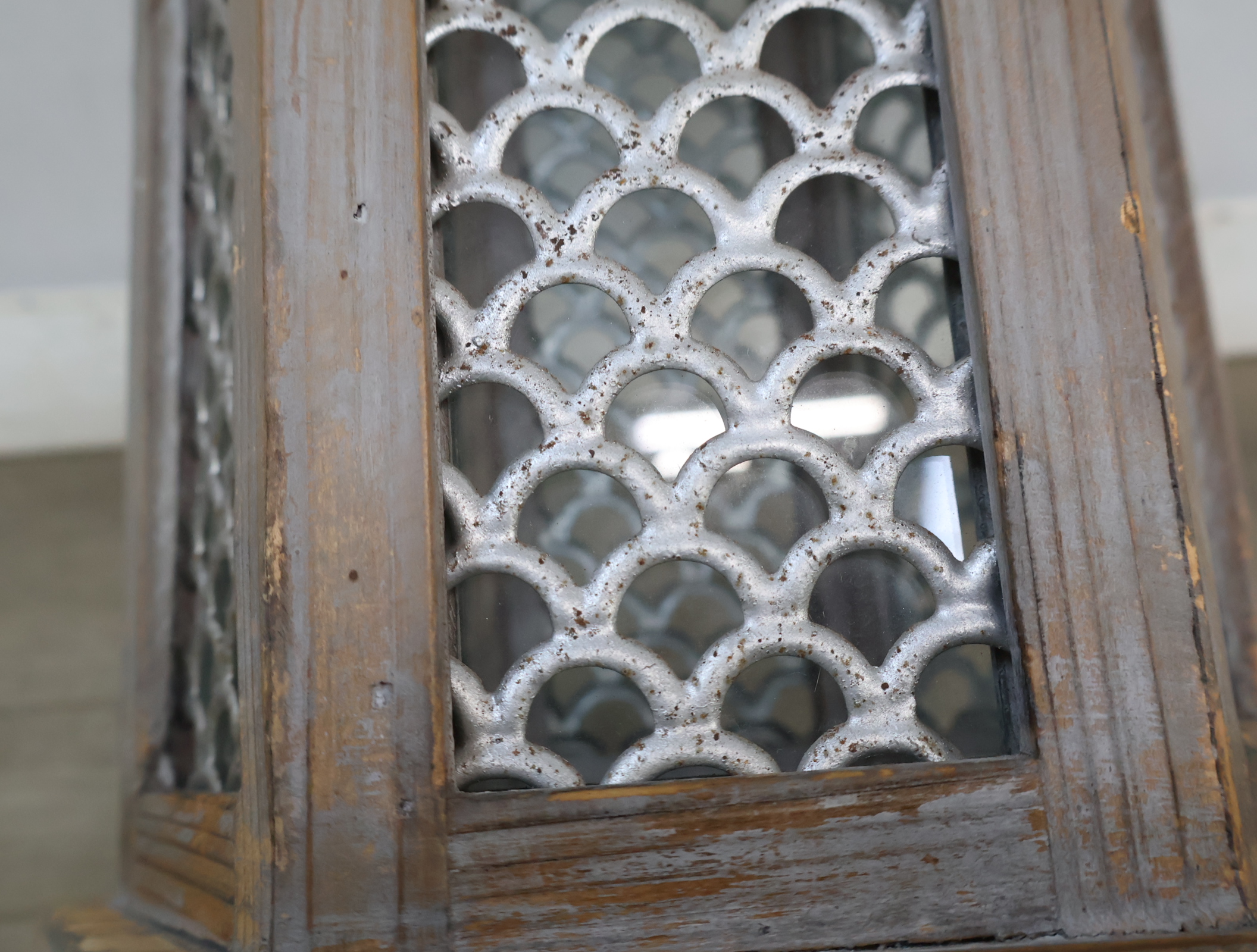 Decoratieve lantaarn met houten/metalen frame – foto 11 – kavel bij GSD Auctions, Zoeterwoude