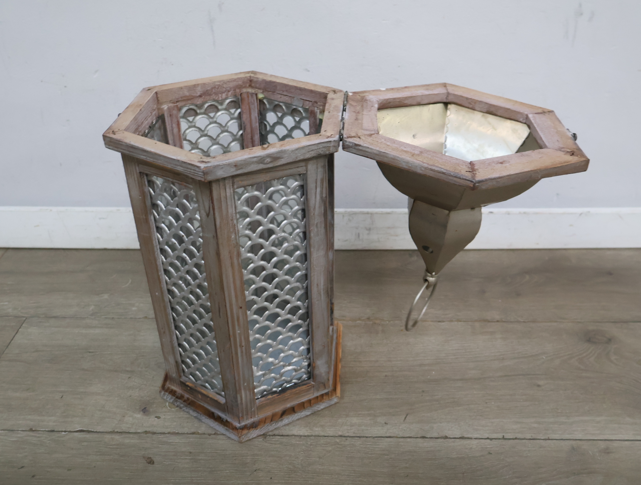 Decoratieve lantaarn met houten/metalen frame – foto 12 – kavel bij GSD Auctions, Zoeterwoude