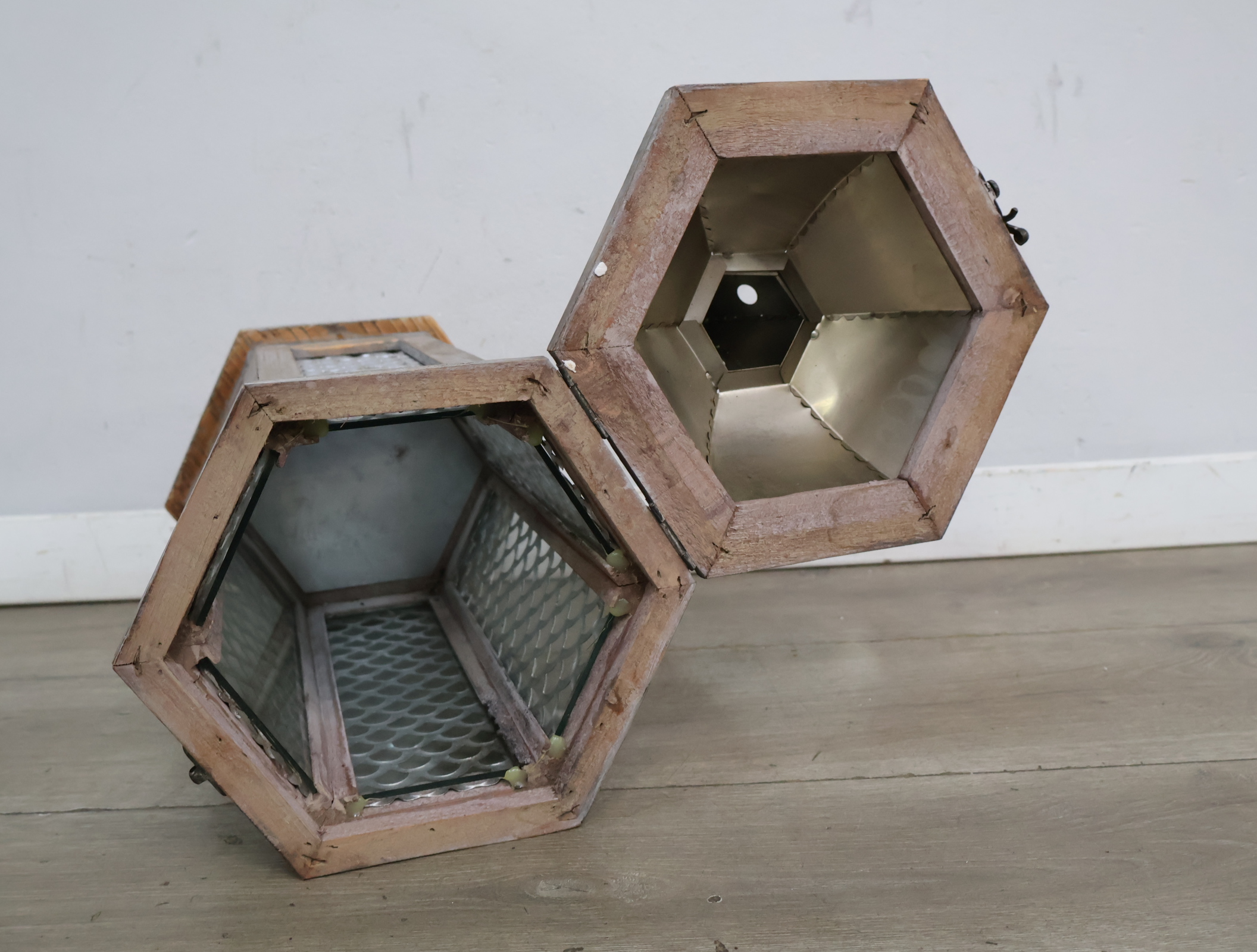 Decoratieve lantaarn met houten/metalen frame – foto 13 – kavel bij GSD Auctions, Zoeterwoude