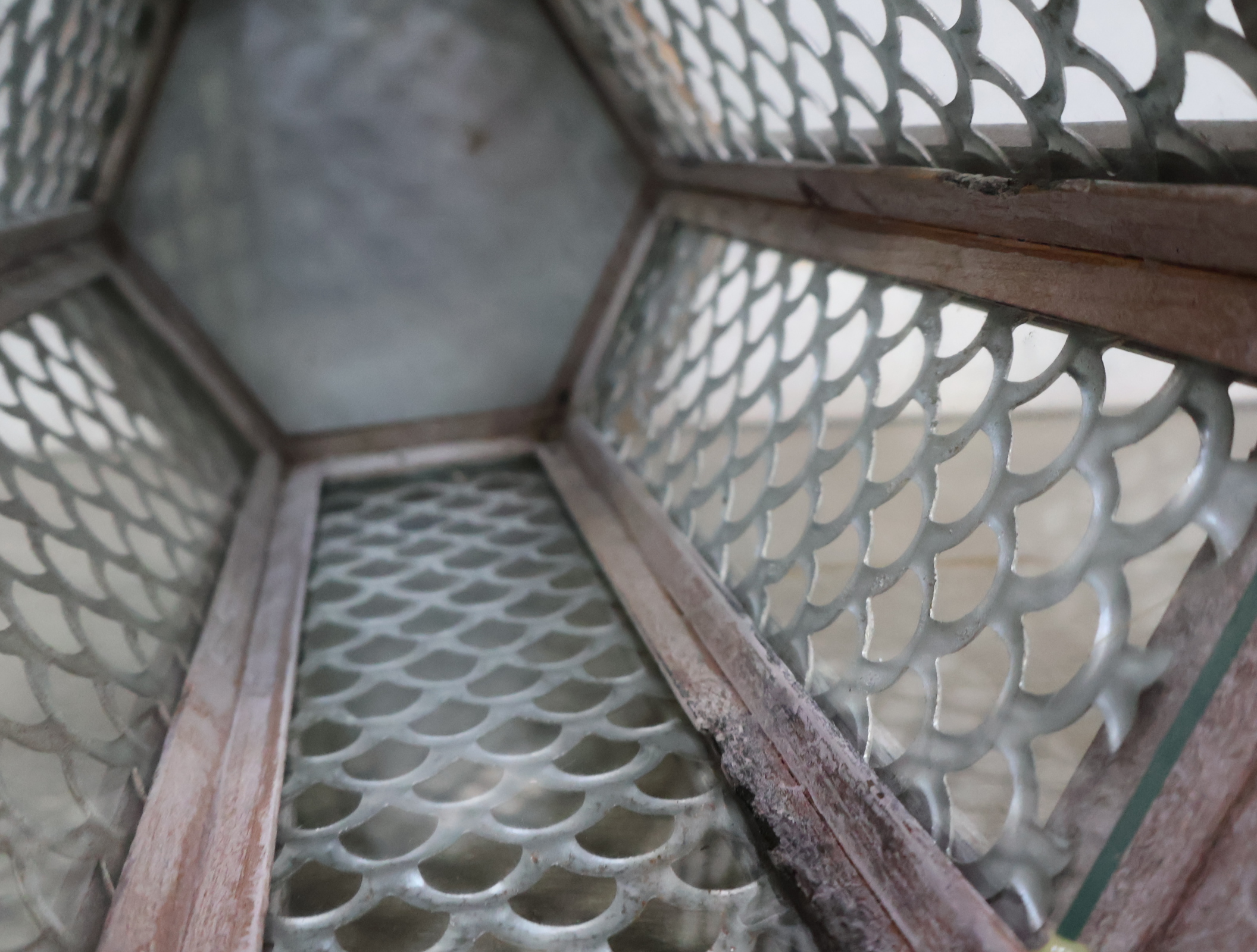 Decoratieve lantaarn met houten/metalen frame – foto 15 – kavel bij GSD Auctions, Zoeterwoude
