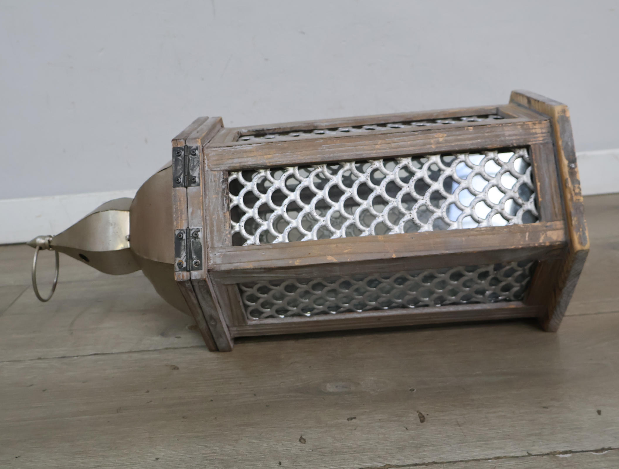 Decoratieve lantaarn met houten/metalen frame – foto 16 – kavel bij GSD Auctions, Zoeterwoude