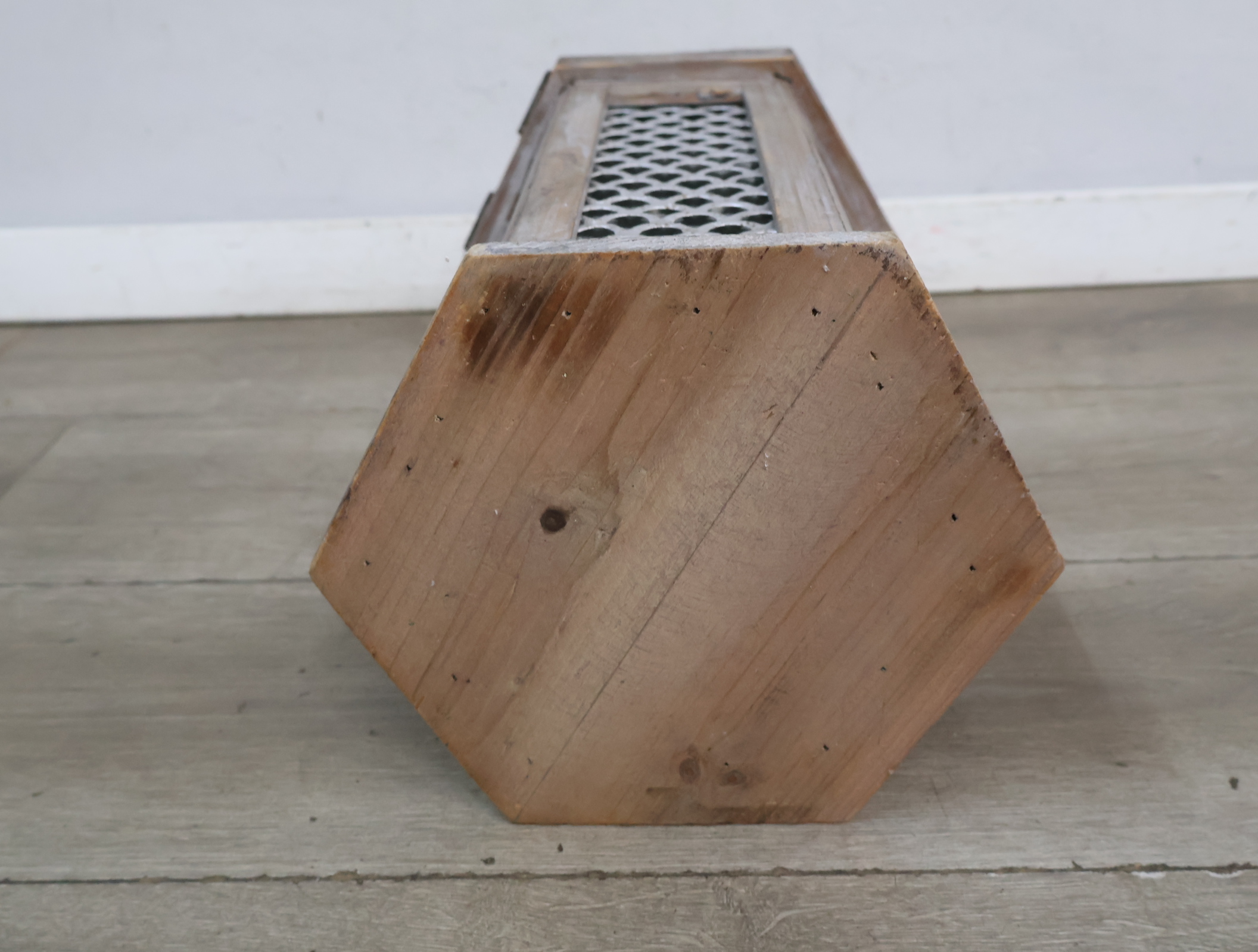 Decoratieve lantaarn met houten/metalen frame – foto 17 – kavel bij GSD Auctions, Zoeterwoude