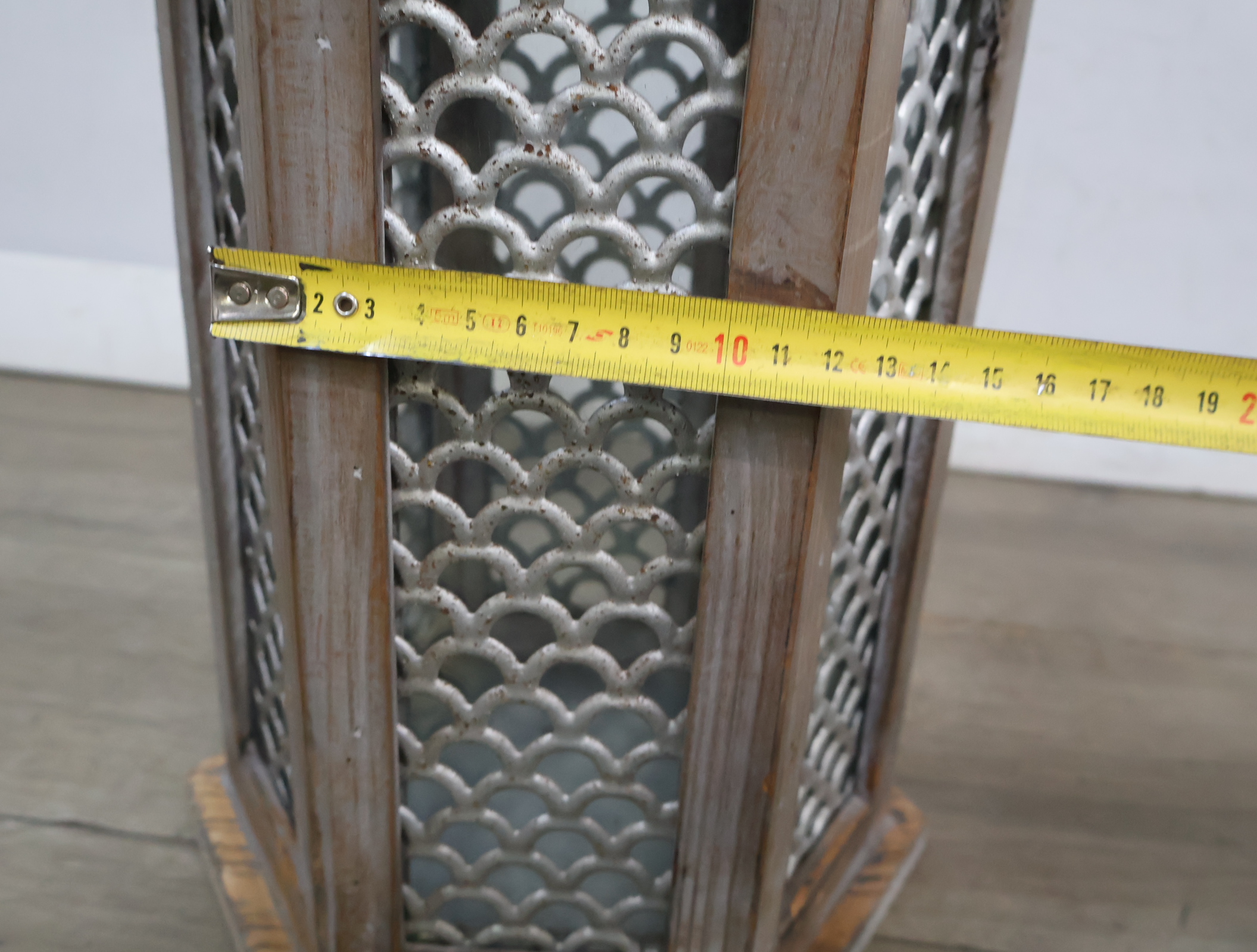 Decoratieve lantaarn met houten/metalen frame – foto 18 – kavel bij GSD Auctions, Zoeterwoude
