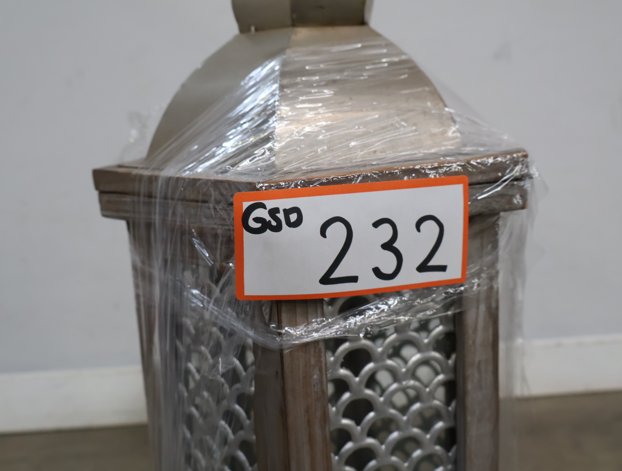 Decoratieve lantaarn met houten/metalen frame – foto 20 – kavel bij GSD Auctions, Zoeterwoude