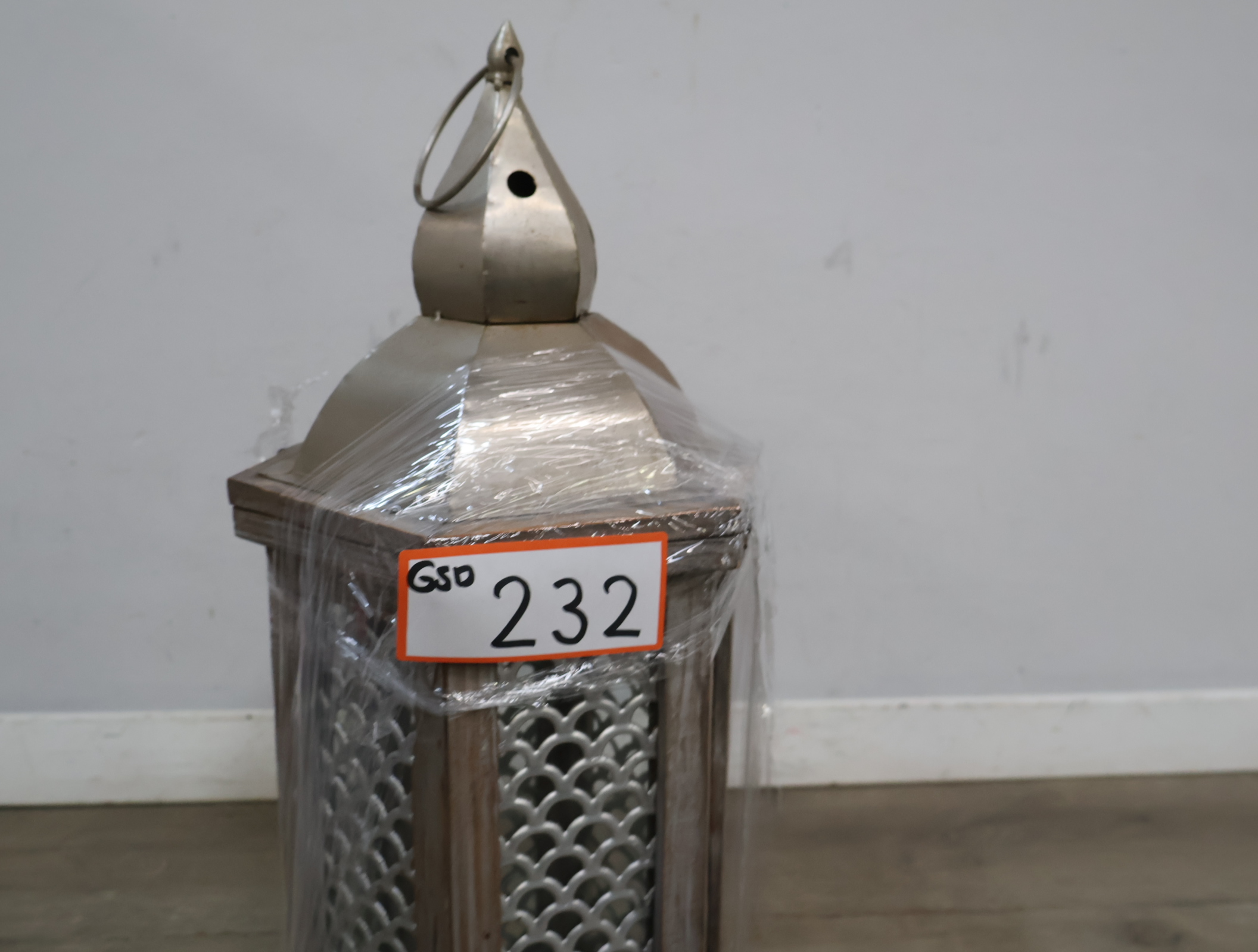 Decoratieve lantaarn met houten/metalen frame – foto 21 – kavel bij GSD Auctions, Zoeterwoude