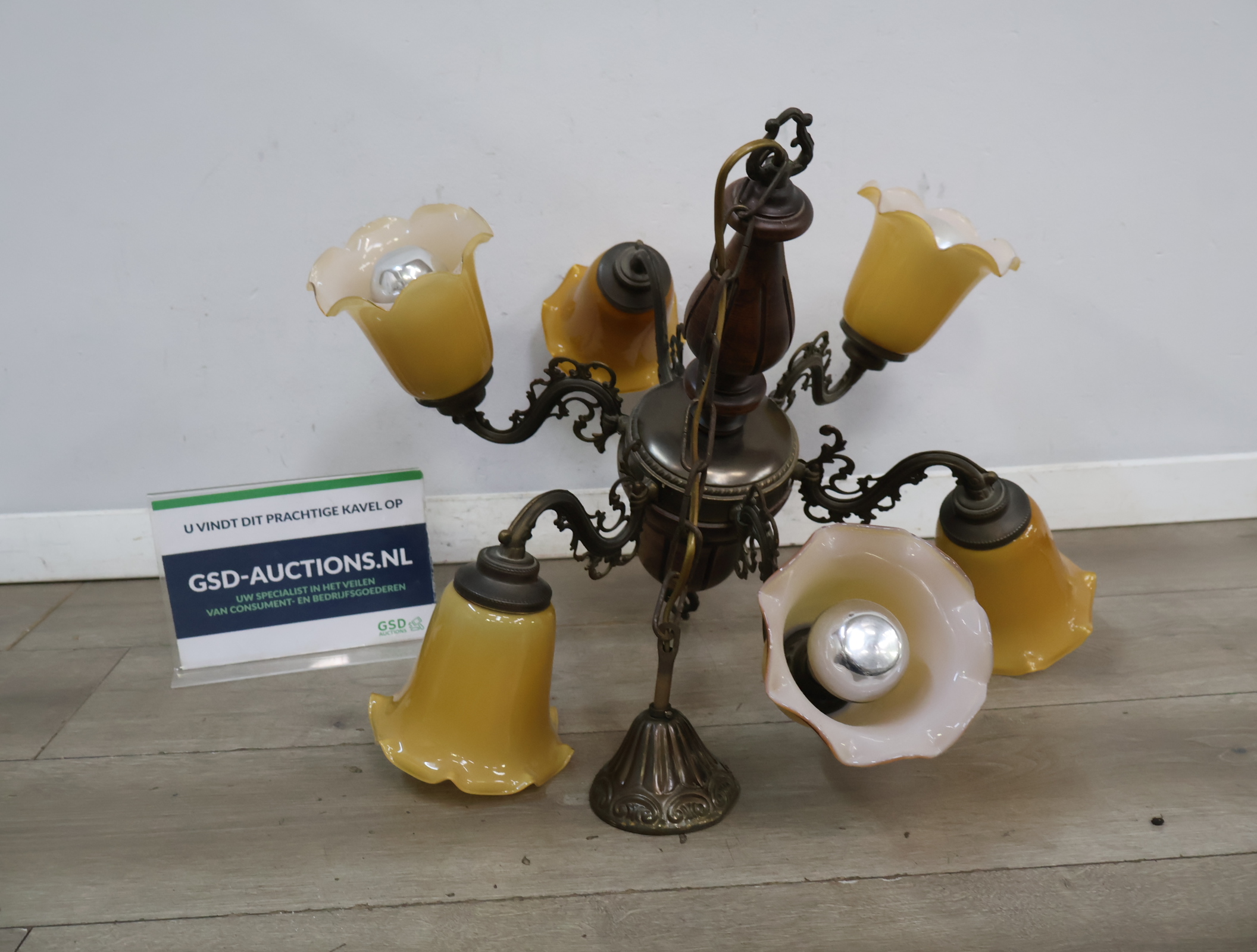 Vintage kroonluchter met 6 glazen kapjes – kavel bij GSD Auctions, Zoeterwoude