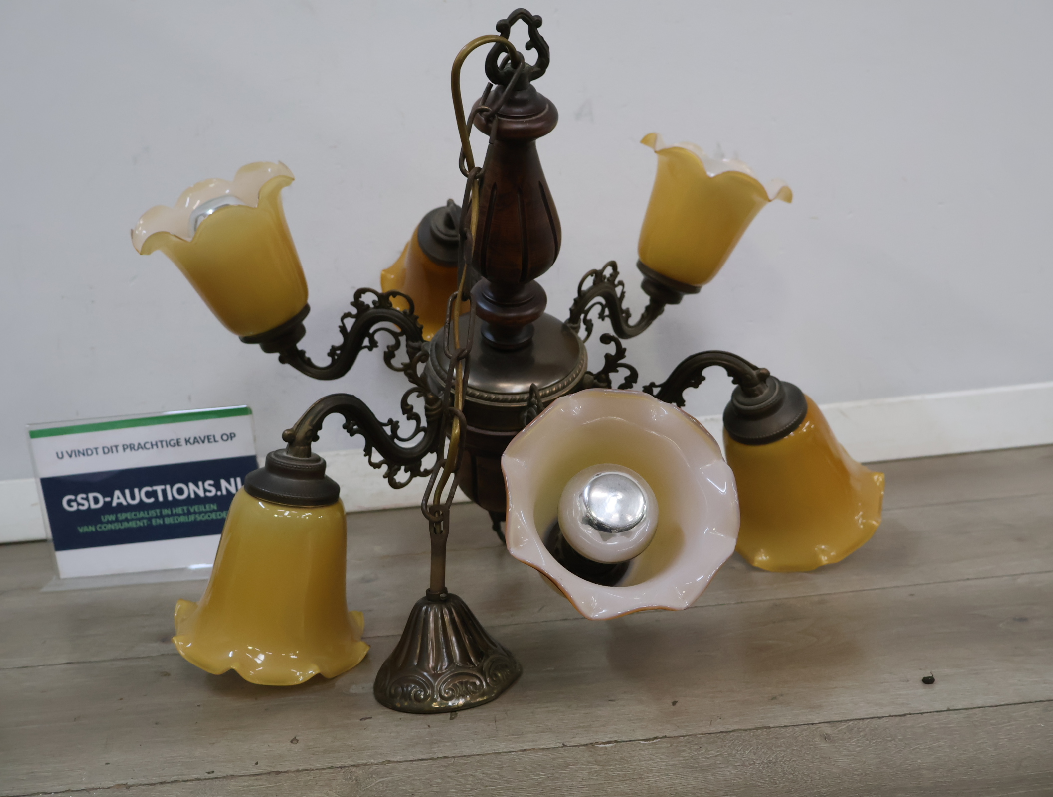 Vintage kroonluchter met 6 glazen kapjes – foto 2 – kavel bij GSD Auctions, Zoeterwoude