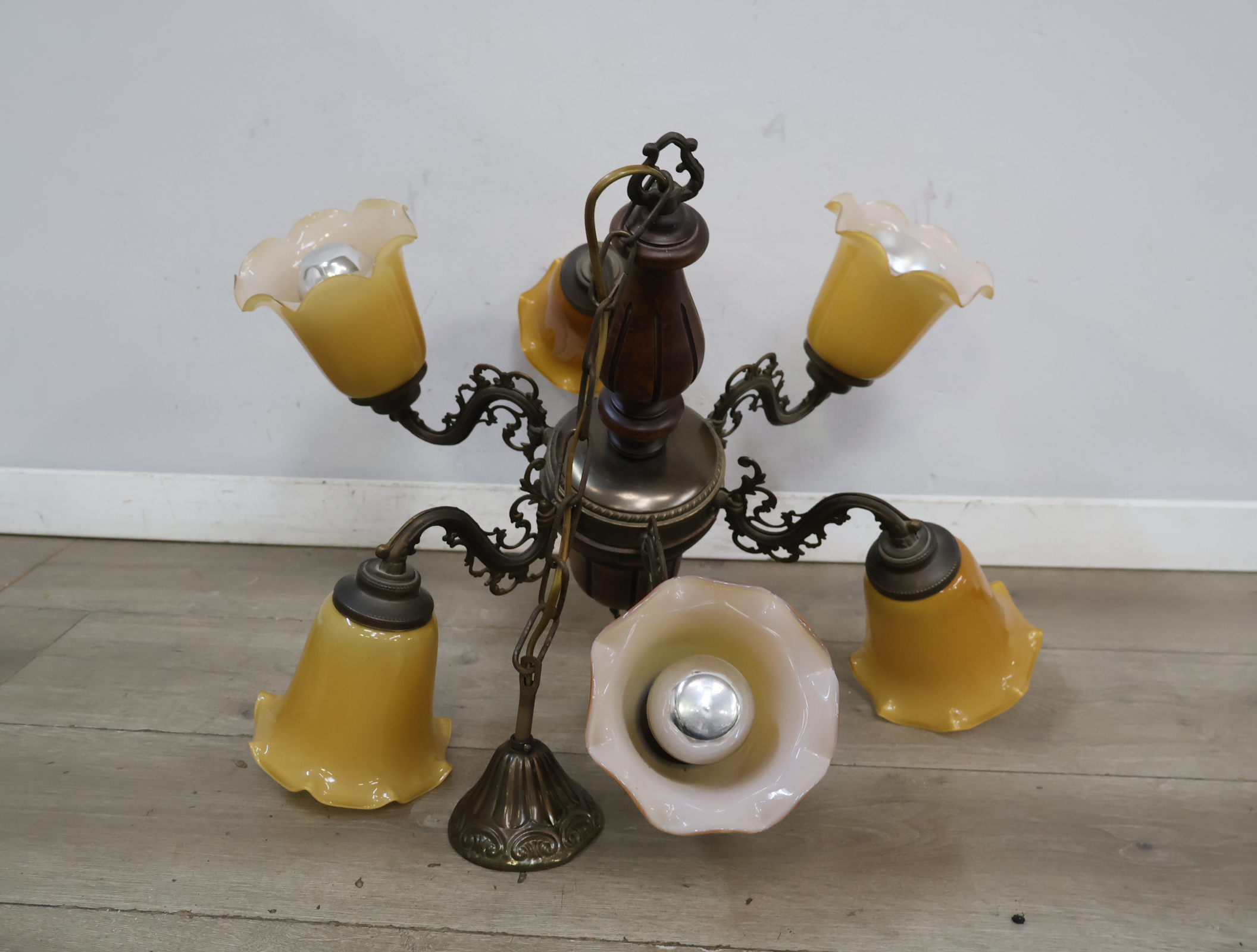 Vintage kroonluchter met 6 glazen kapjes – foto 3 – kavel bij GSD Auctions, Zoeterwoude