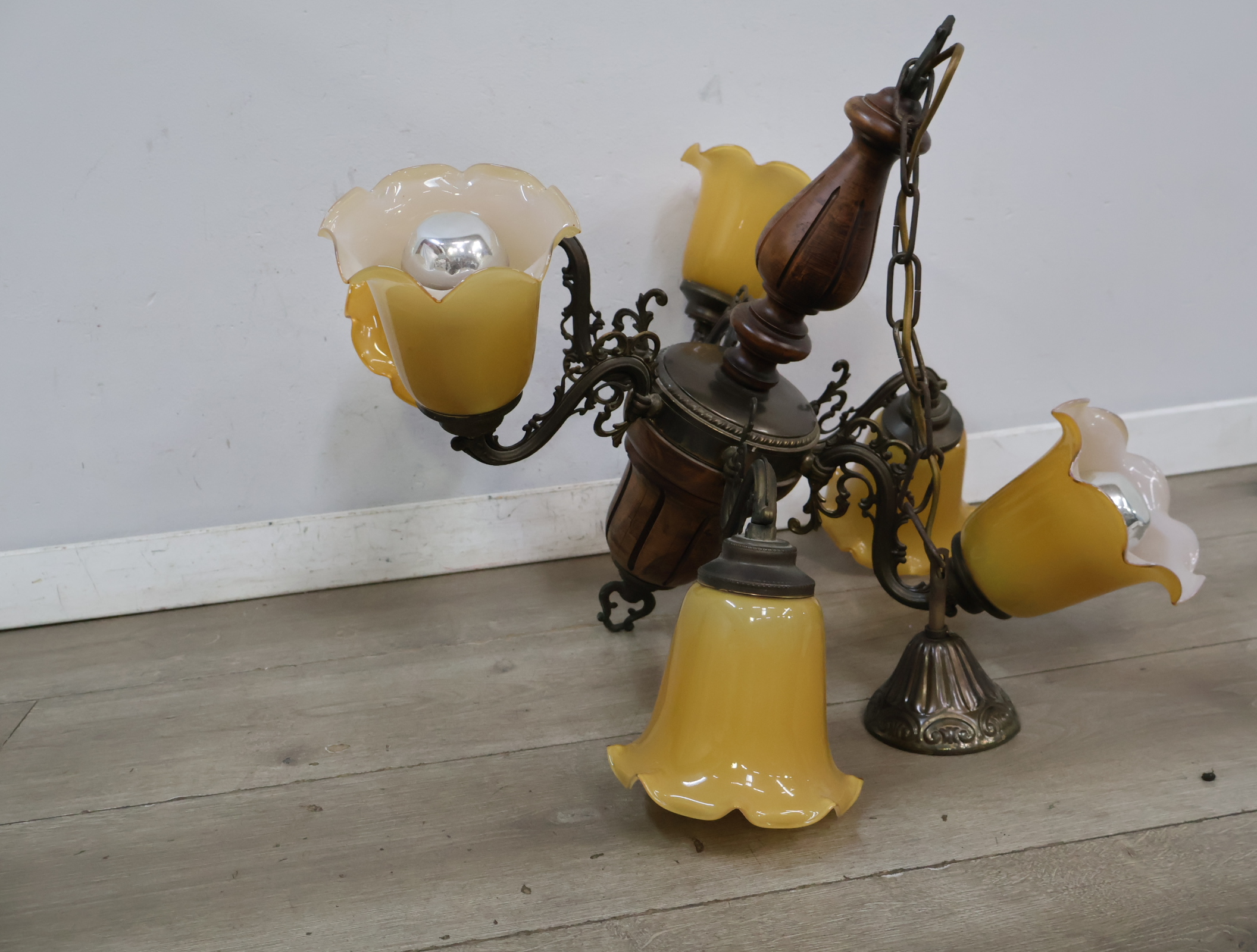 Vintage kroonluchter met 6 glazen kapjes – foto 4 – kavel bij GSD Auctions, Zoeterwoude