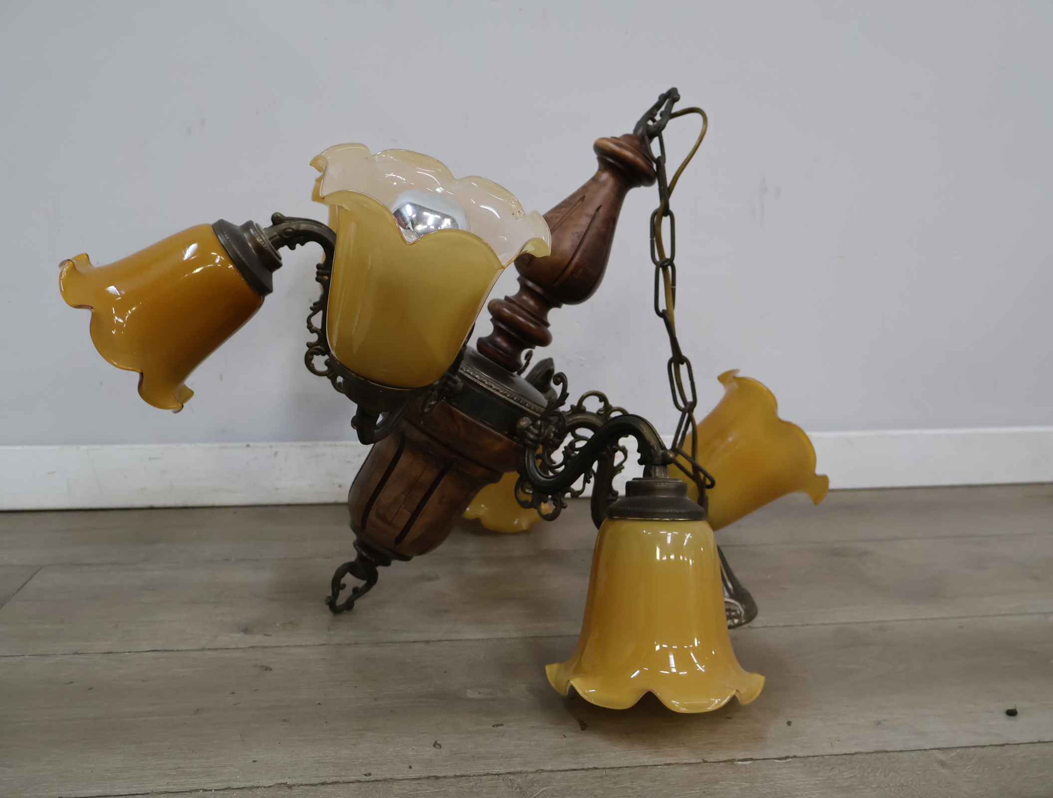 Vintage kroonluchter met 6 glazen kapjes – foto 5 – kavel bij GSD Auctions, Zoeterwoude