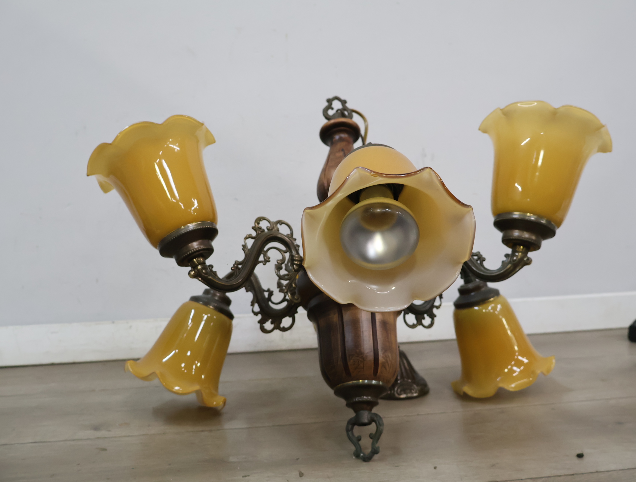 Vintage kroonluchter met 6 glazen kapjes – foto 6 – kavel bij GSD Auctions, Zoeterwoude