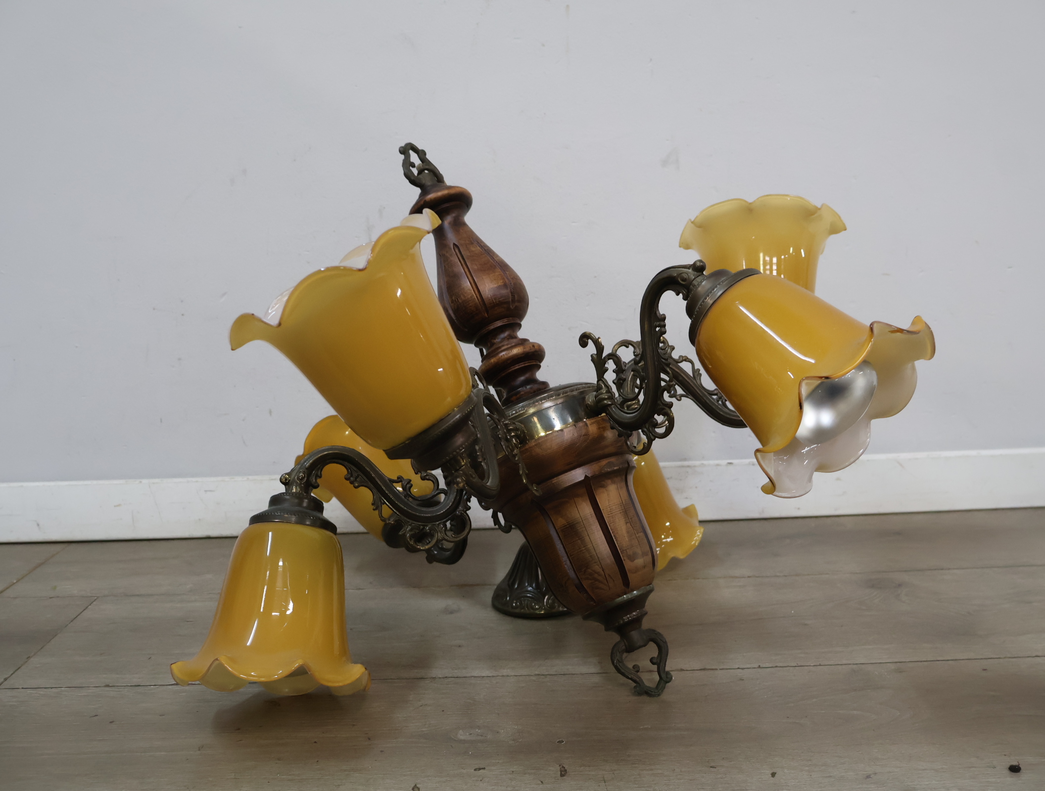 Vintage kroonluchter met 6 glazen kapjes – foto 7 – kavel bij GSD Auctions, Zoeterwoude