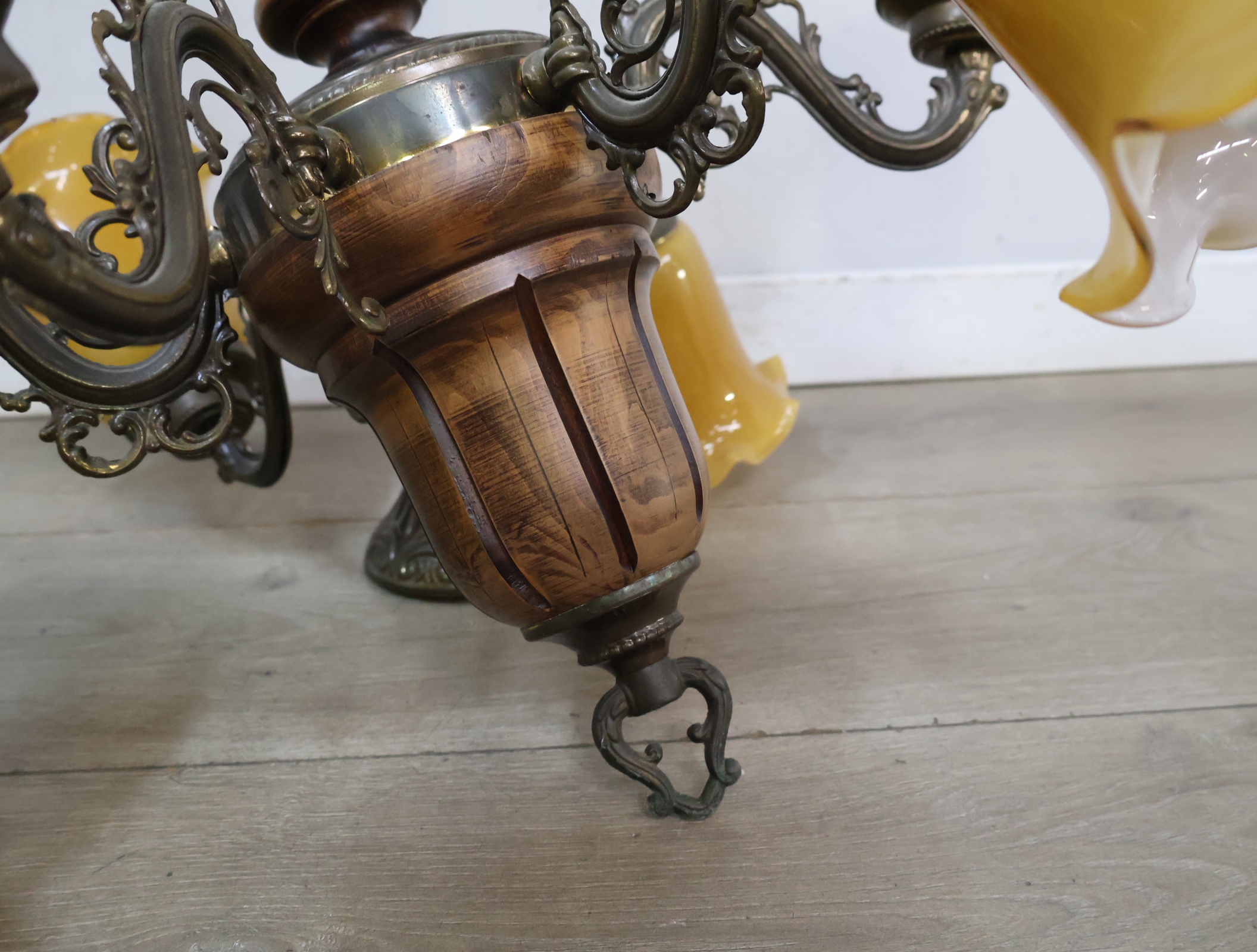 Vintage kroonluchter met 6 glazen kapjes – foto 8 – kavel bij GSD Auctions, Zoeterwoude