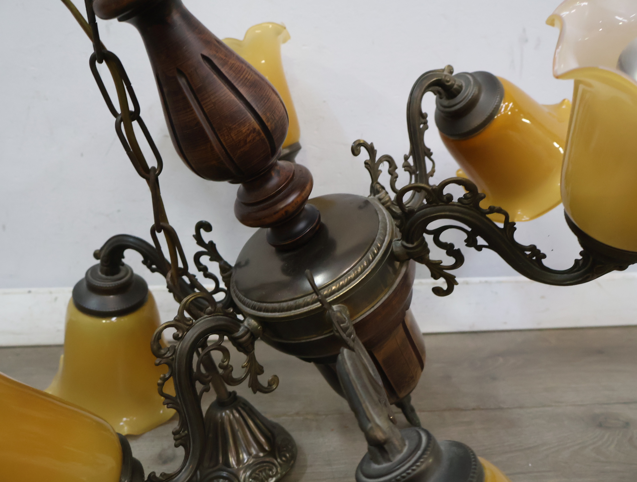 Vintage kroonluchter met 6 glazen kapjes – foto 9 – kavel bij GSD Auctions, Zoeterwoude