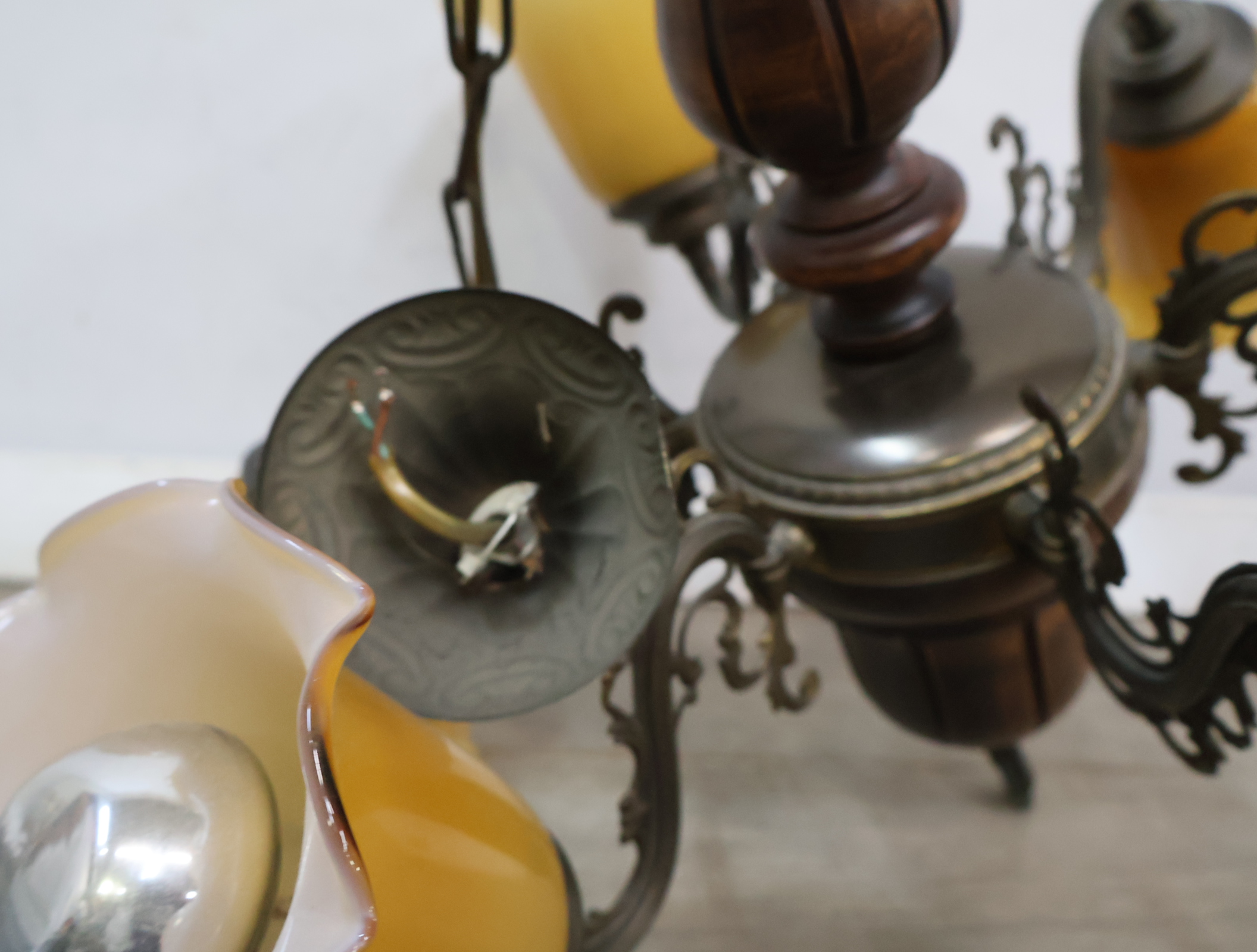 Vintage kroonluchter met 6 glazen kapjes – foto 14 – kavel bij GSD Auctions, Zoeterwoude