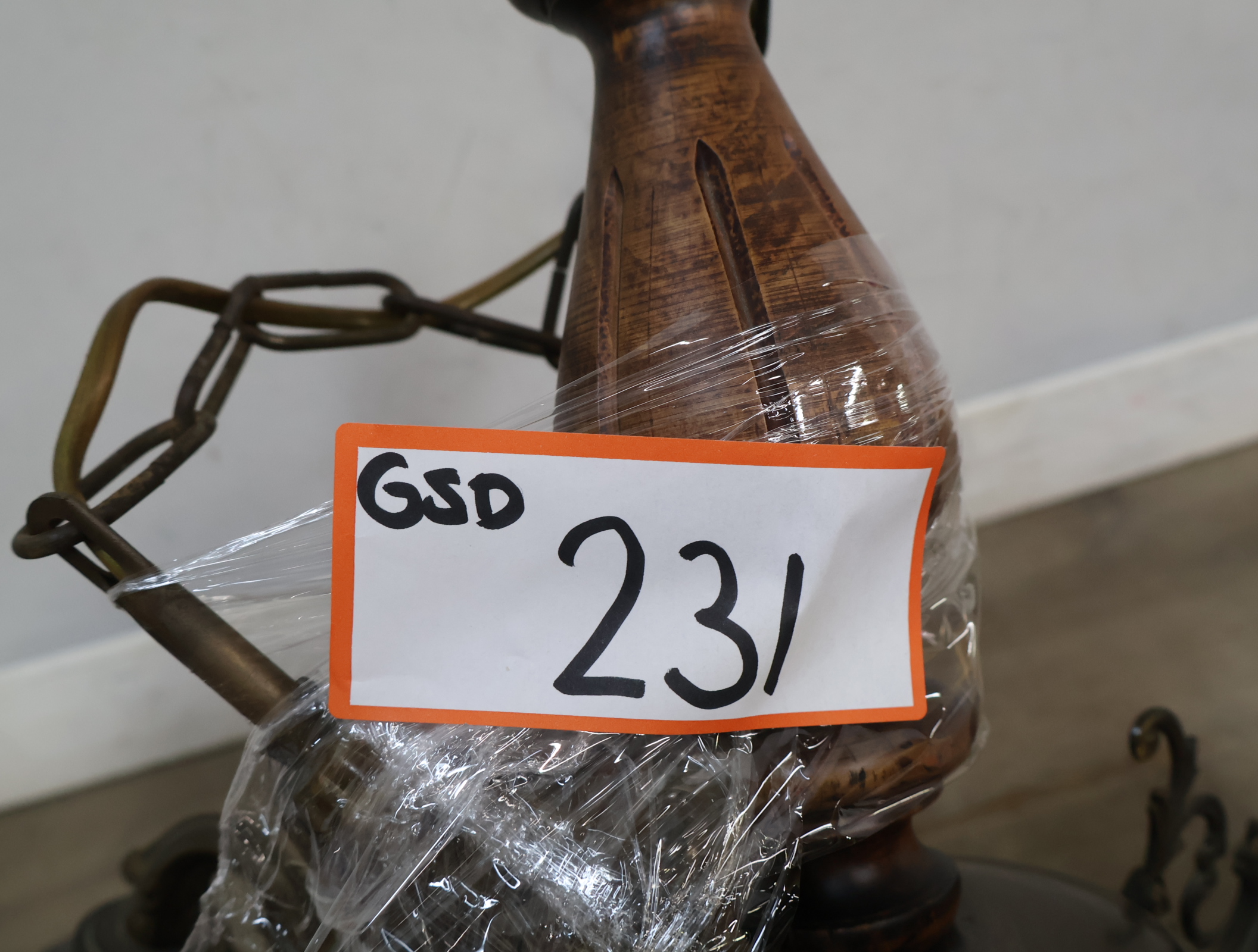 Vintage kroonluchter met 6 glazen kapjes – foto 18 – kavel bij GSD Auctions, Zoeterwoude