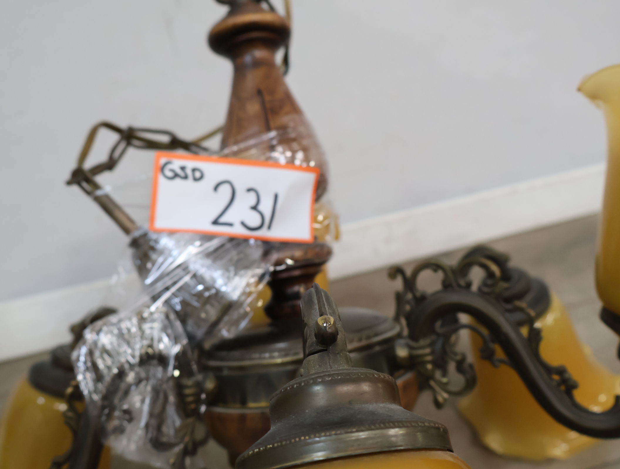 Vintage kroonluchter met 6 glazen kapjes – foto 19 – kavel bij GSD Auctions, Zoeterwoude