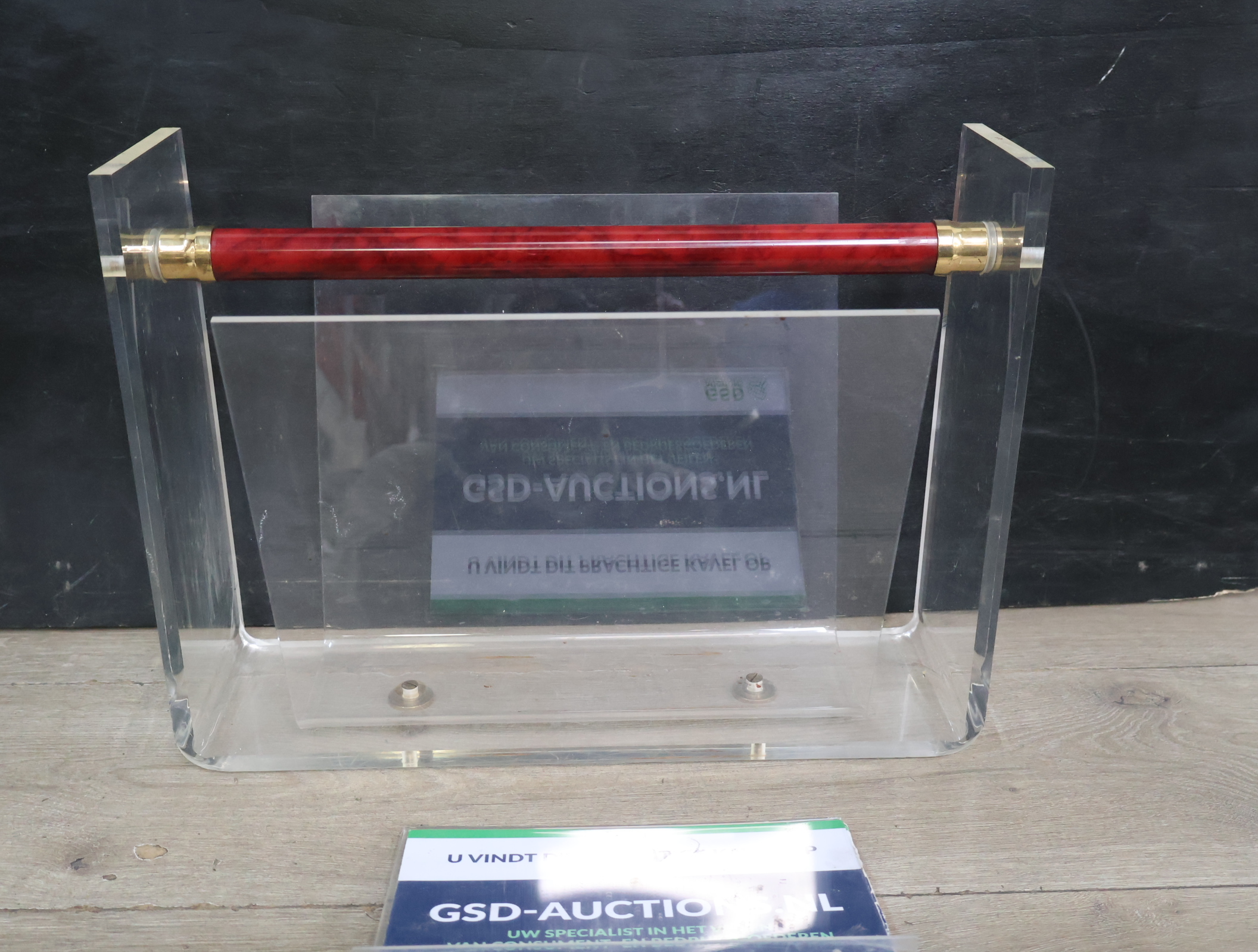 Transparante plexiglas tijdschrifthouder – foto 2 – kavel bij GSD Auctions, Zoeterwoude