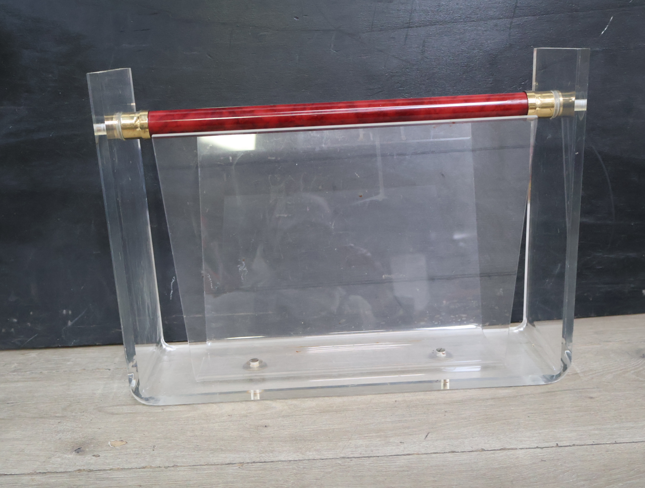 Transparante plexiglas tijdschrifthouder – foto 3 – kavel bij GSD Auctions, Zoeterwoude
