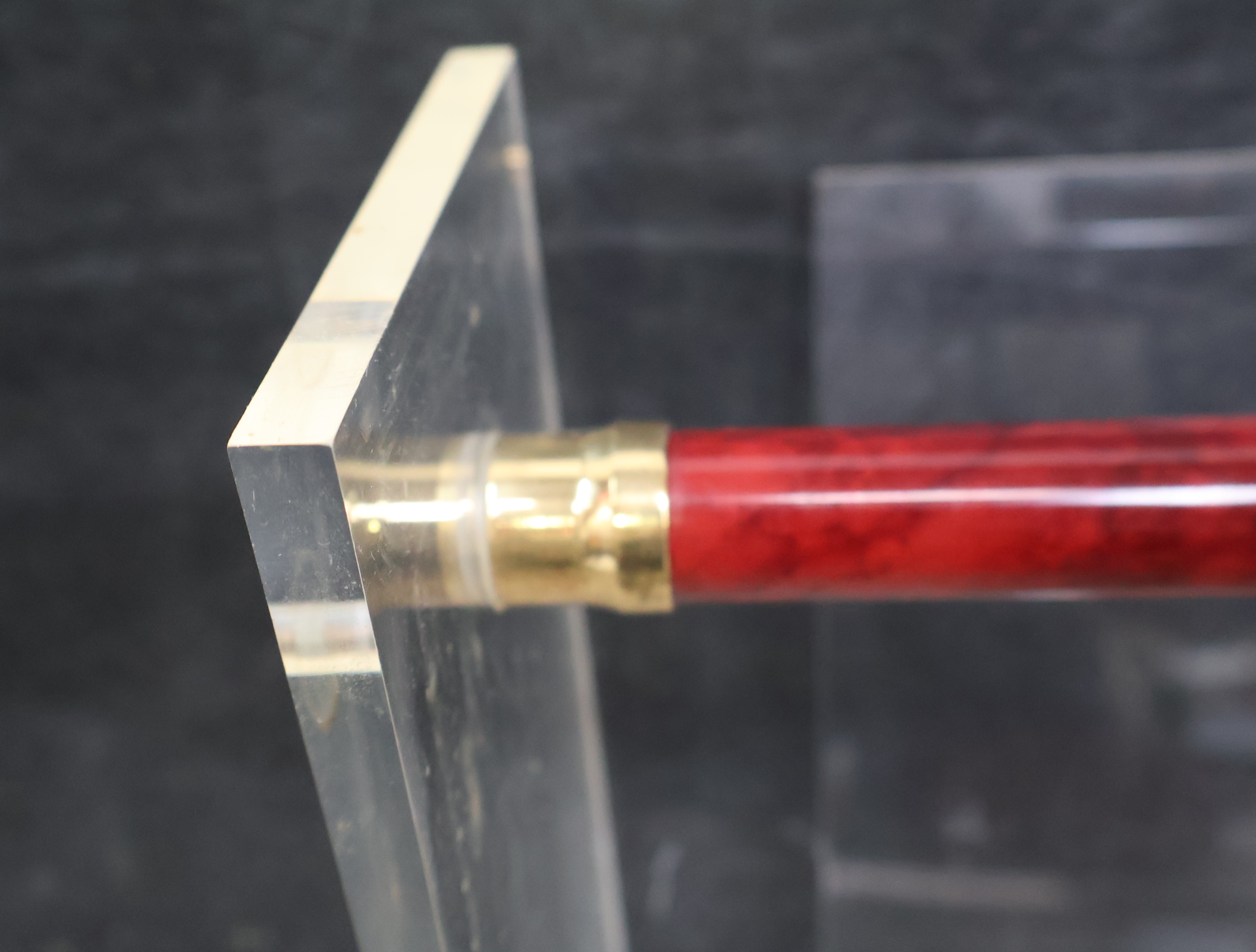 Transparante plexiglas tijdschrifthouder – foto 6 – kavel bij GSD Auctions, Zoeterwoude