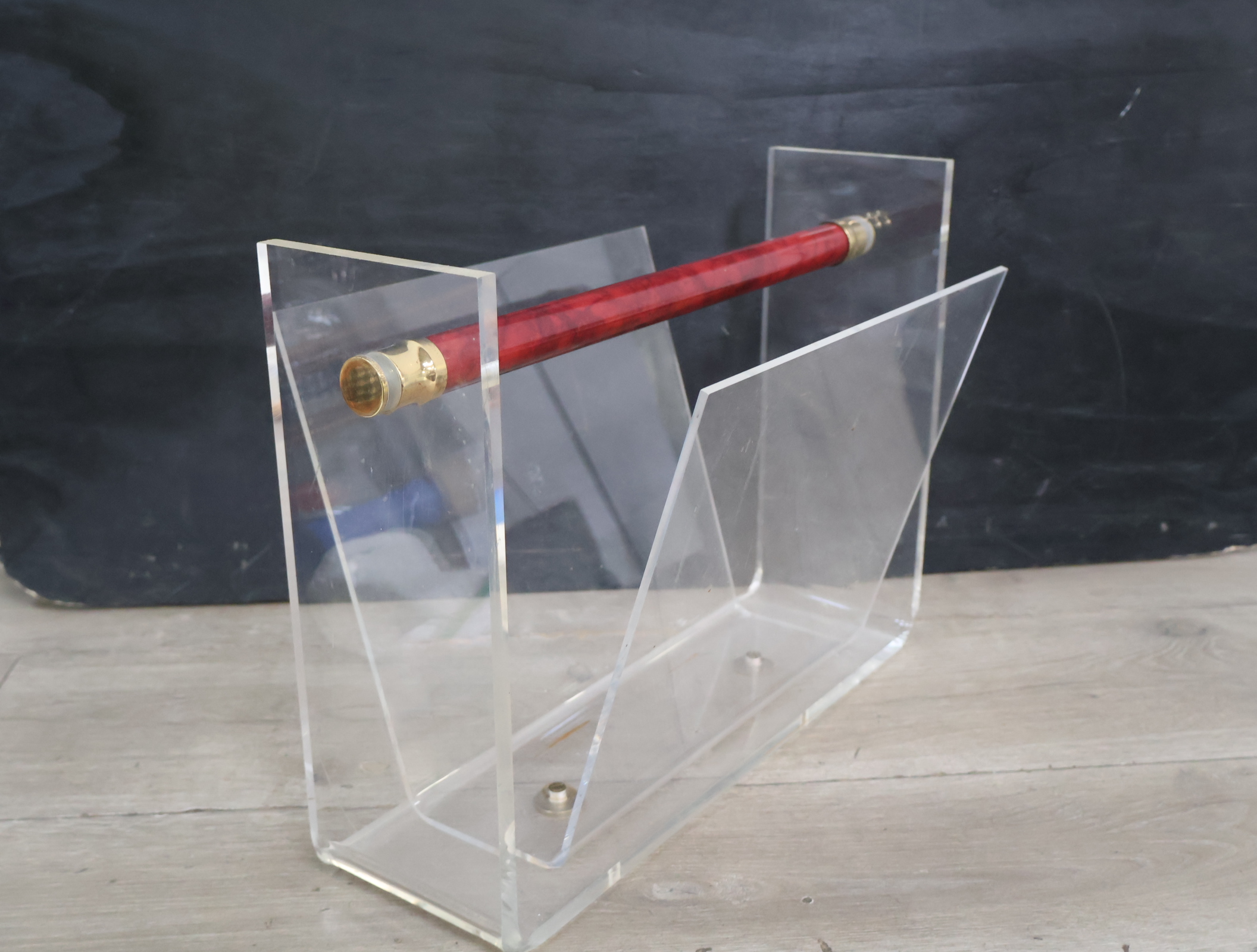 Transparante plexiglas tijdschrifthouder – foto 7 – kavel bij GSD Auctions, Zoeterwoude