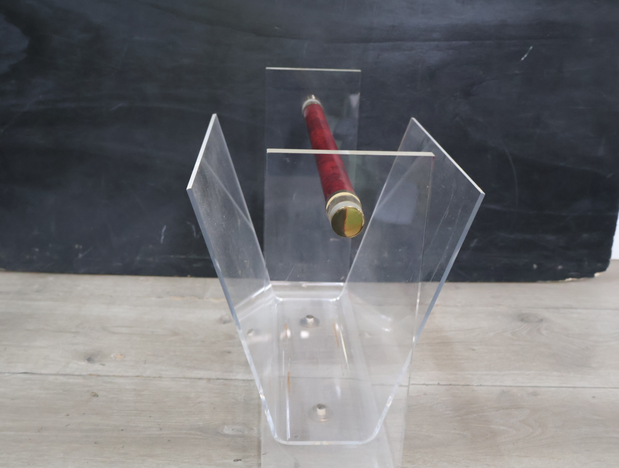 Transparante plexiglas tijdschrifthouder – foto 8 – kavel bij GSD Auctions, Zoeterwoude