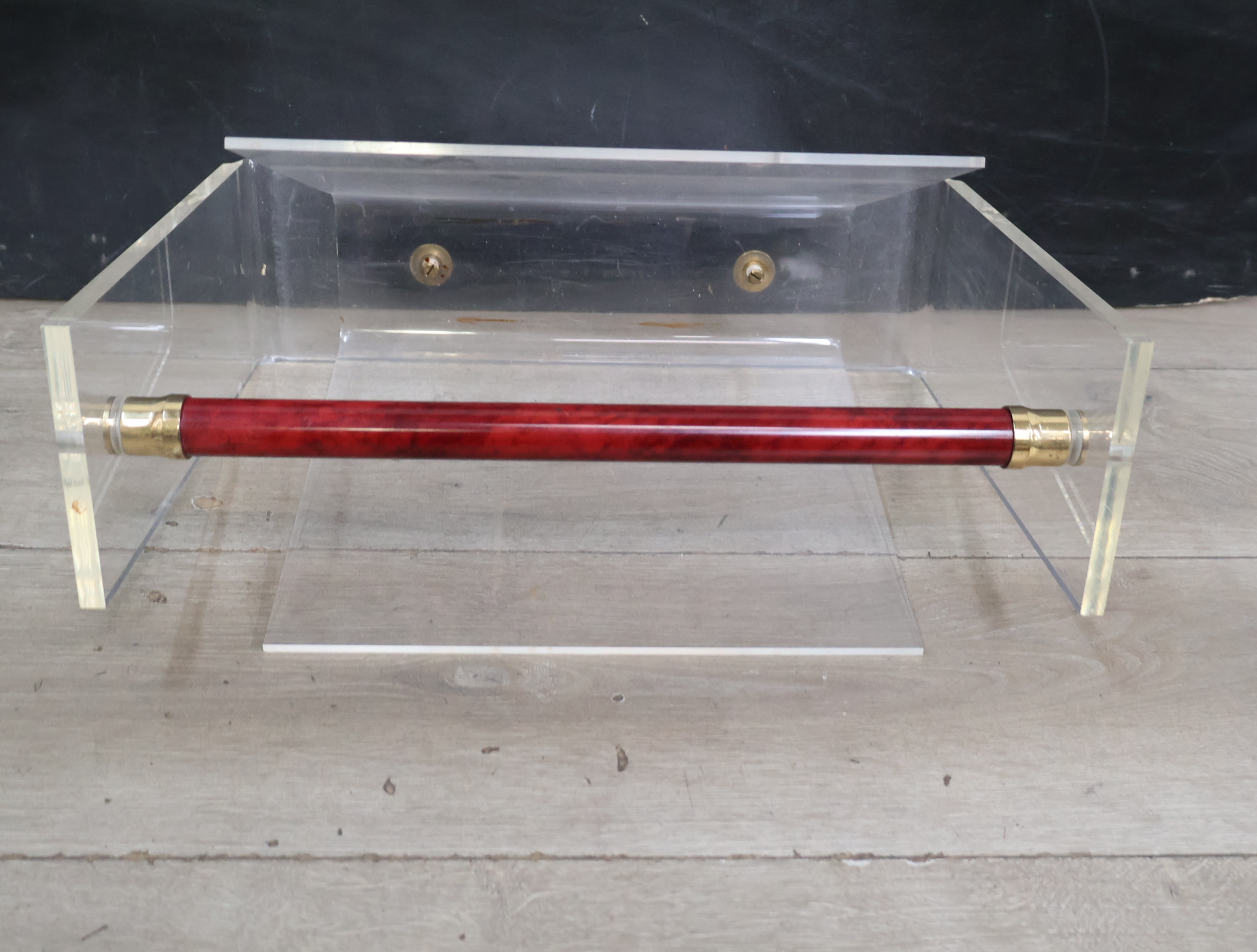 Transparante plexiglas tijdschrifthouder – foto 9 – kavel bij GSD Auctions, Zoeterwoude