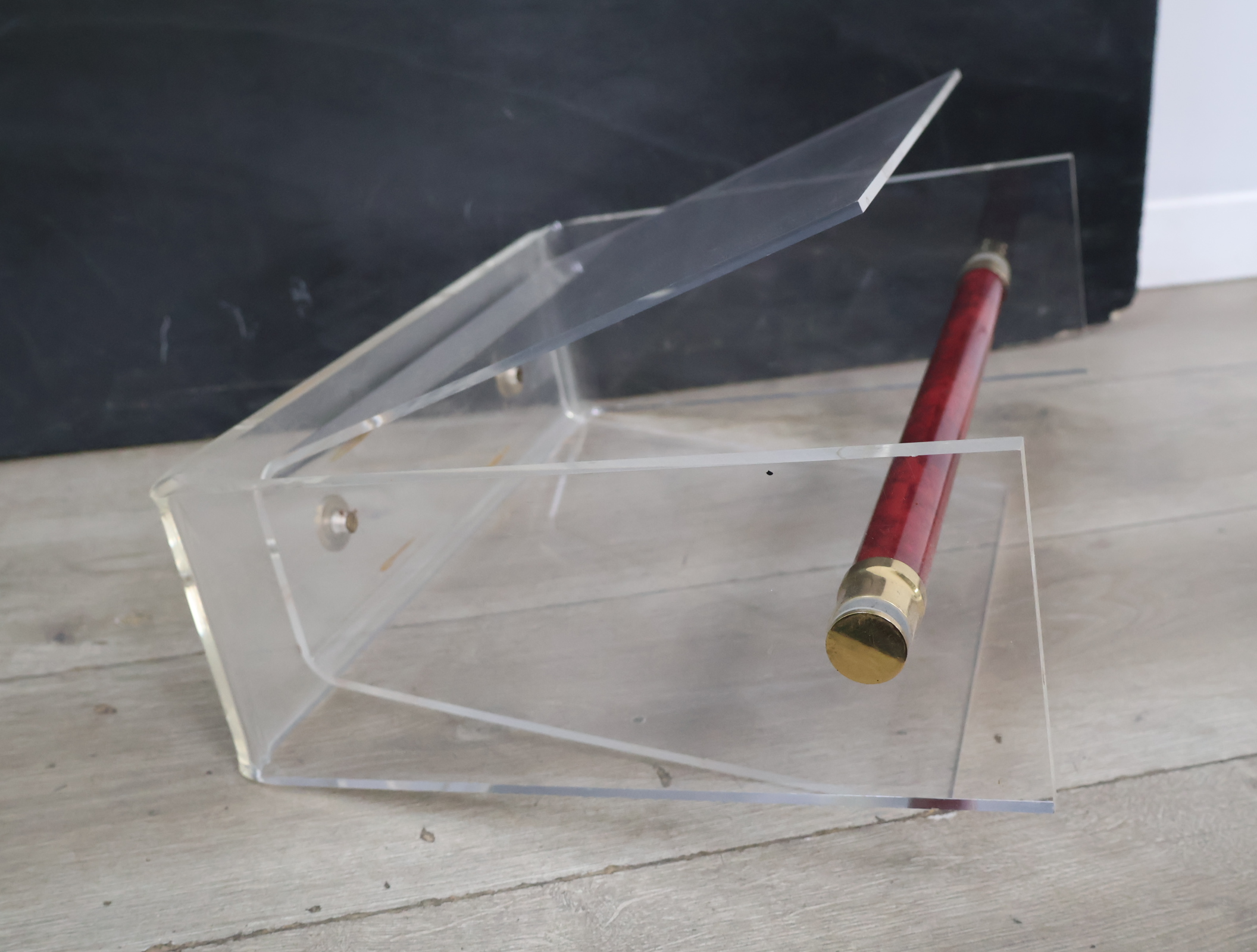 Transparante plexiglas tijdschrifthouder – foto 10 – kavel bij GSD Auctions, Zoeterwoude