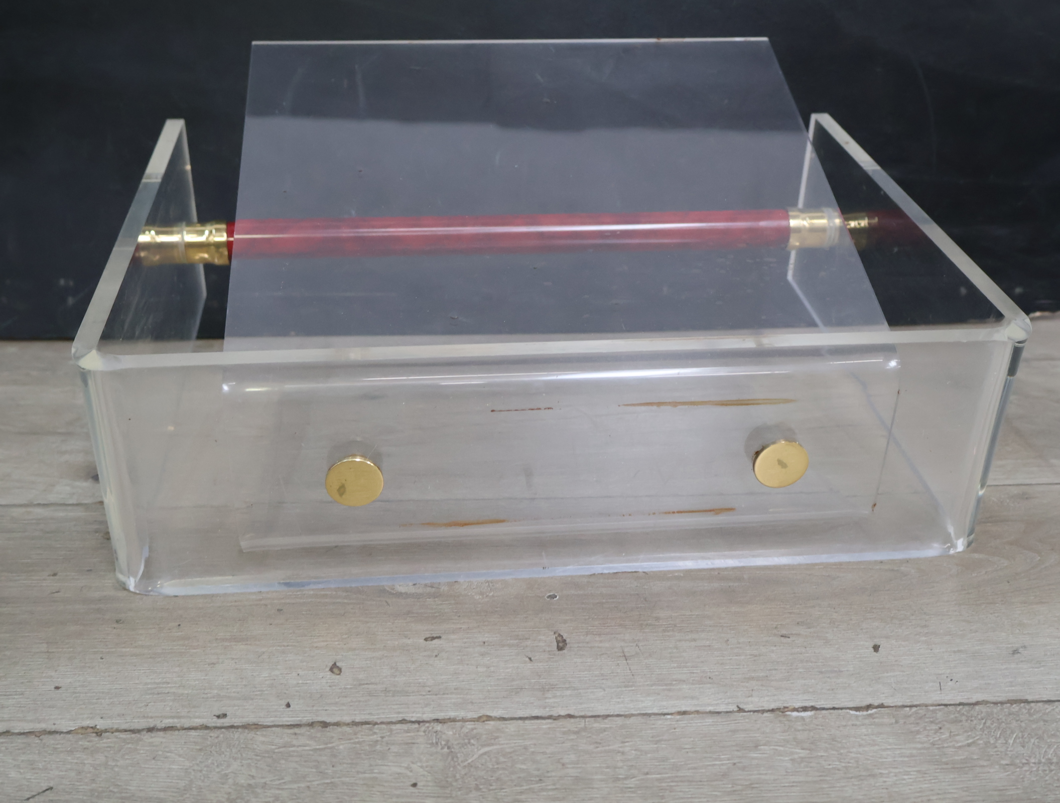 Transparante plexiglas tijdschrifthouder – foto 11 – kavel bij GSD Auctions, Zoeterwoude