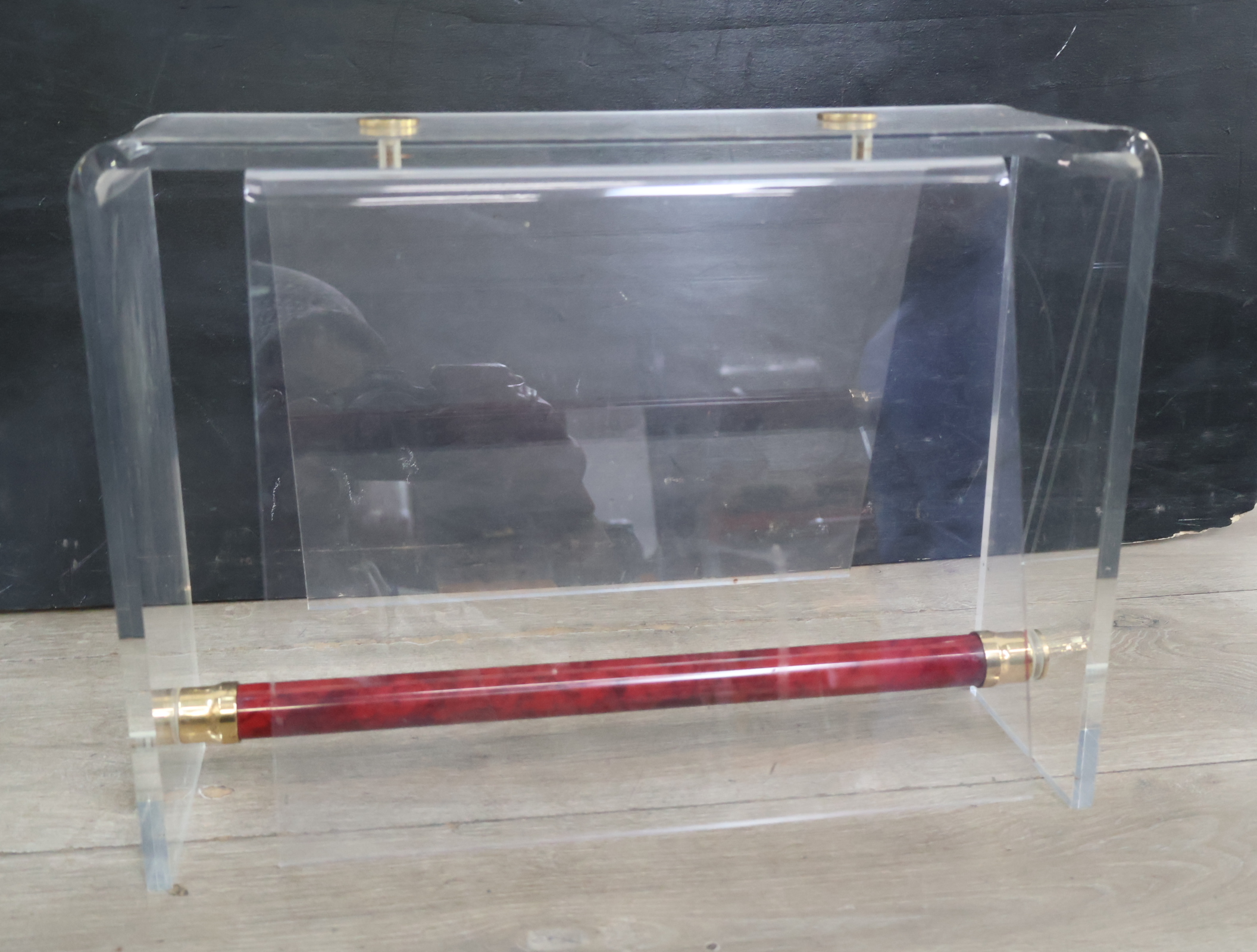 Transparante plexiglas tijdschrifthouder – foto 12 – kavel bij GSD Auctions, Zoeterwoude