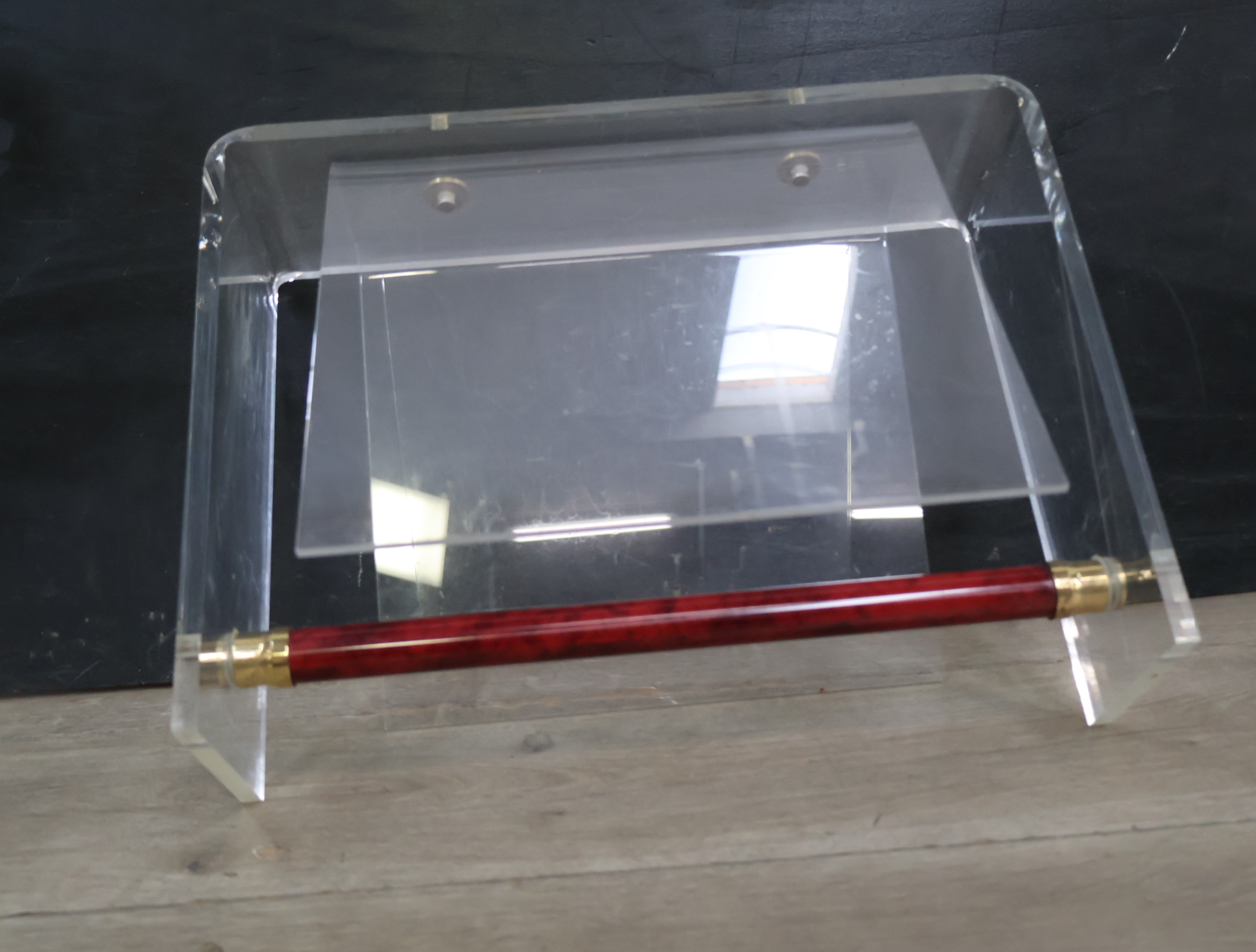 Transparante plexiglas tijdschrifthouder – foto 13 – kavel bij GSD Auctions, Zoeterwoude