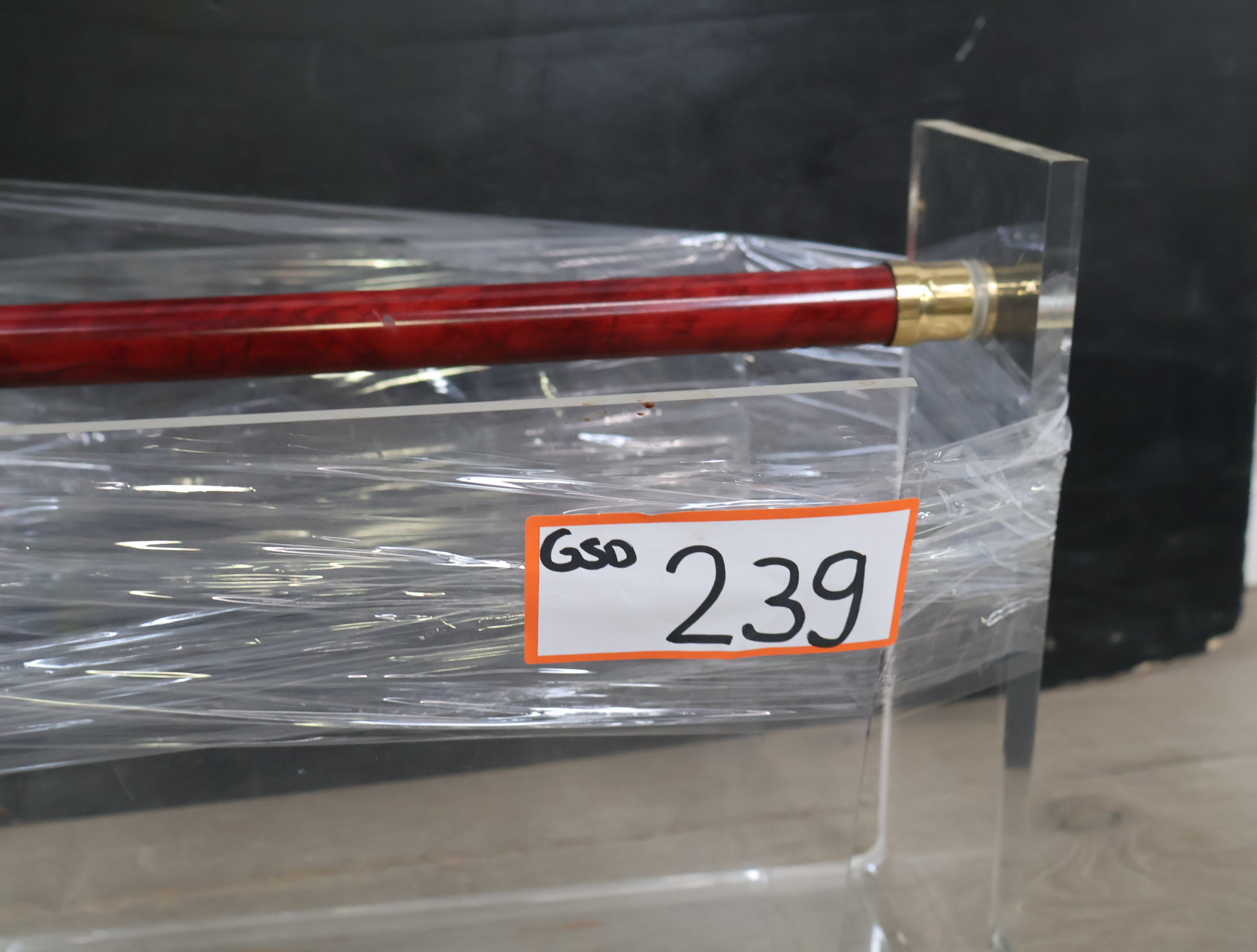 Transparante plexiglas tijdschrifthouder – foto 17 – kavel bij GSD Auctions, Zoeterwoude