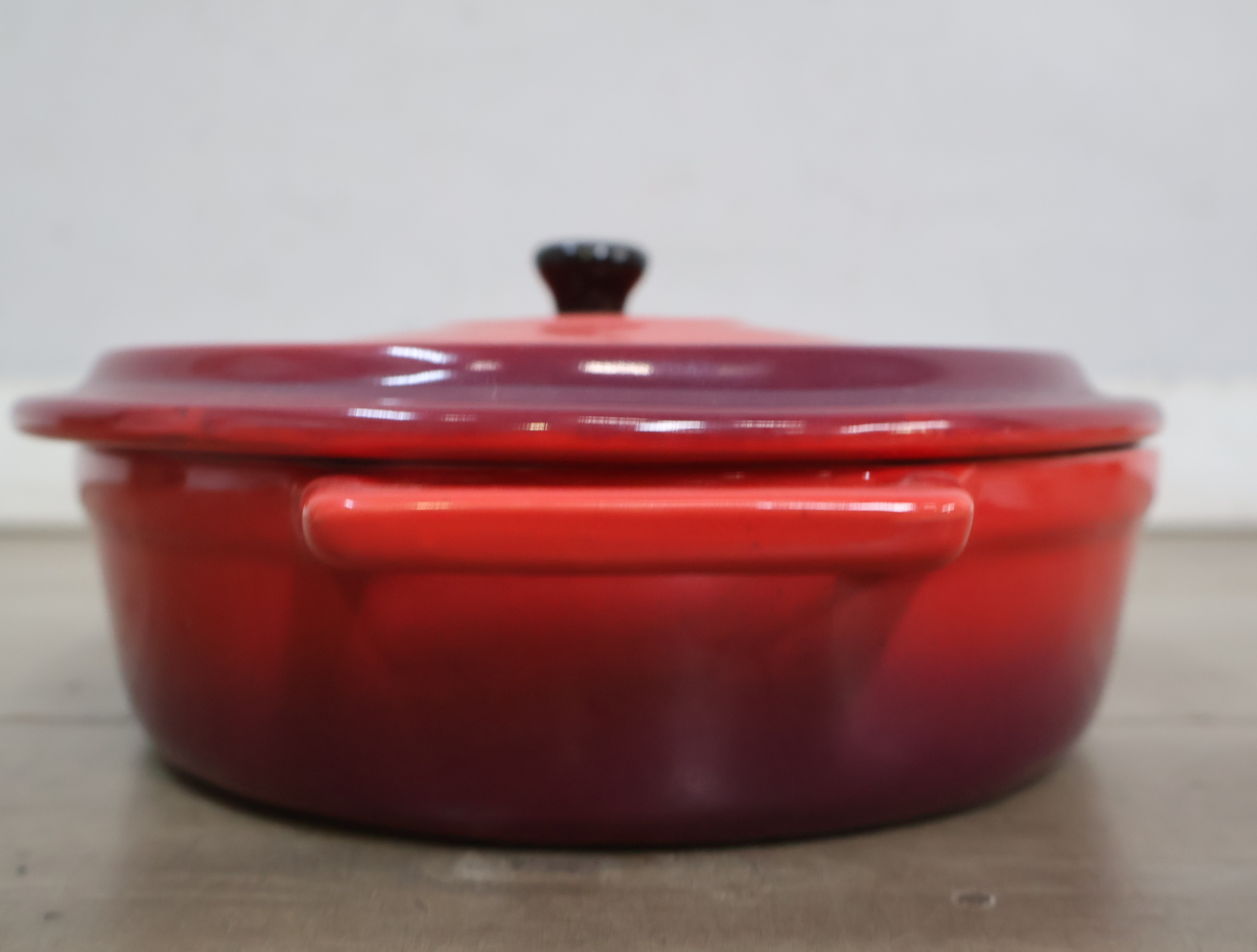 Rode Gusto Cocotte Gietijzeren Pan – foto 9 – kavel bij GSD Auctions, Zoeterwoude