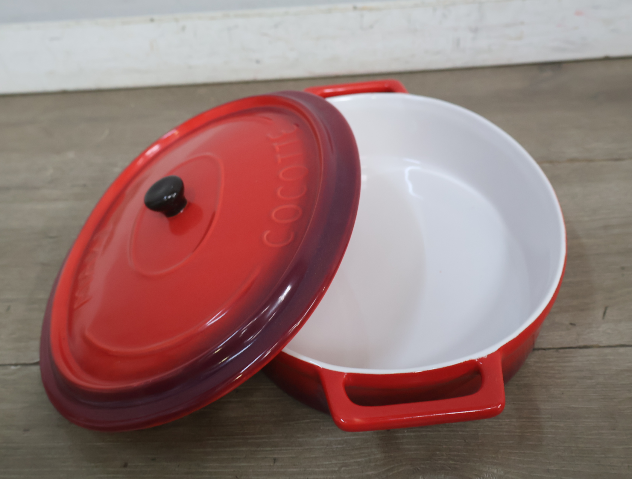 Rode Gusto Cocotte Gietijzeren Pan – foto 17 – kavel bij GSD Auctions, Zoeterwoude