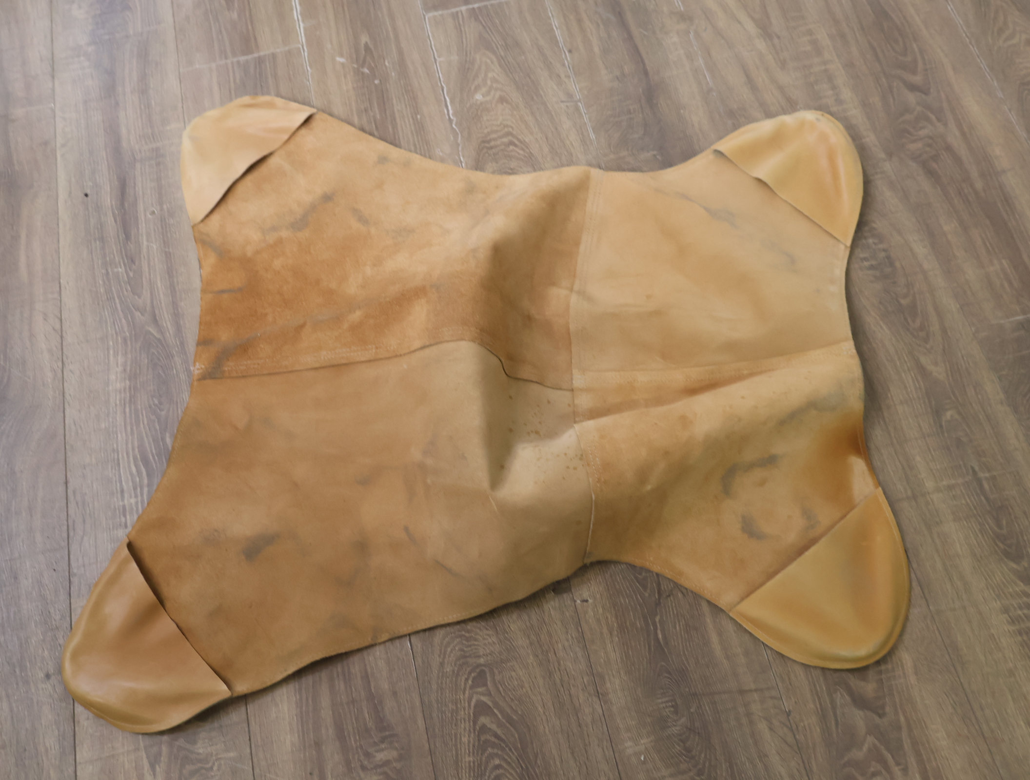 Leren karpet – kavel bij GSD Auctions, Zoeterwoude