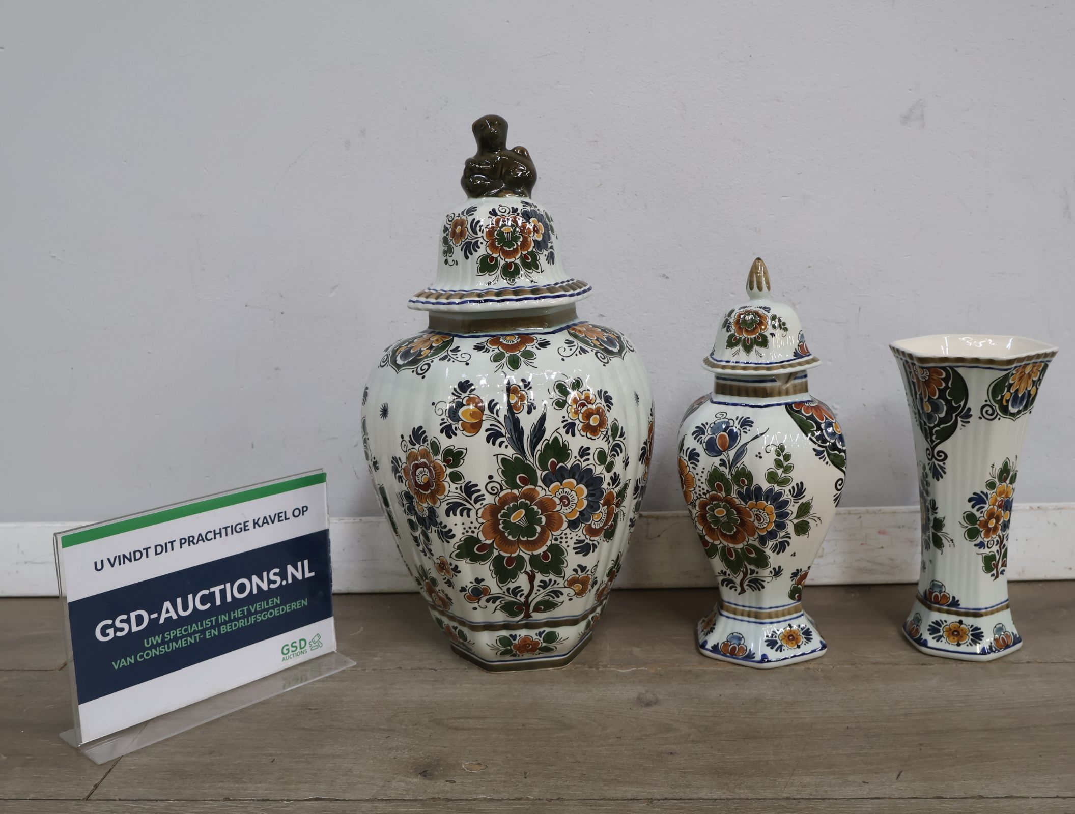 Gekleurd Delfts aardewerk vazen en pot met deksel – kavel bij GSD Auctions, Zoeterwoude
